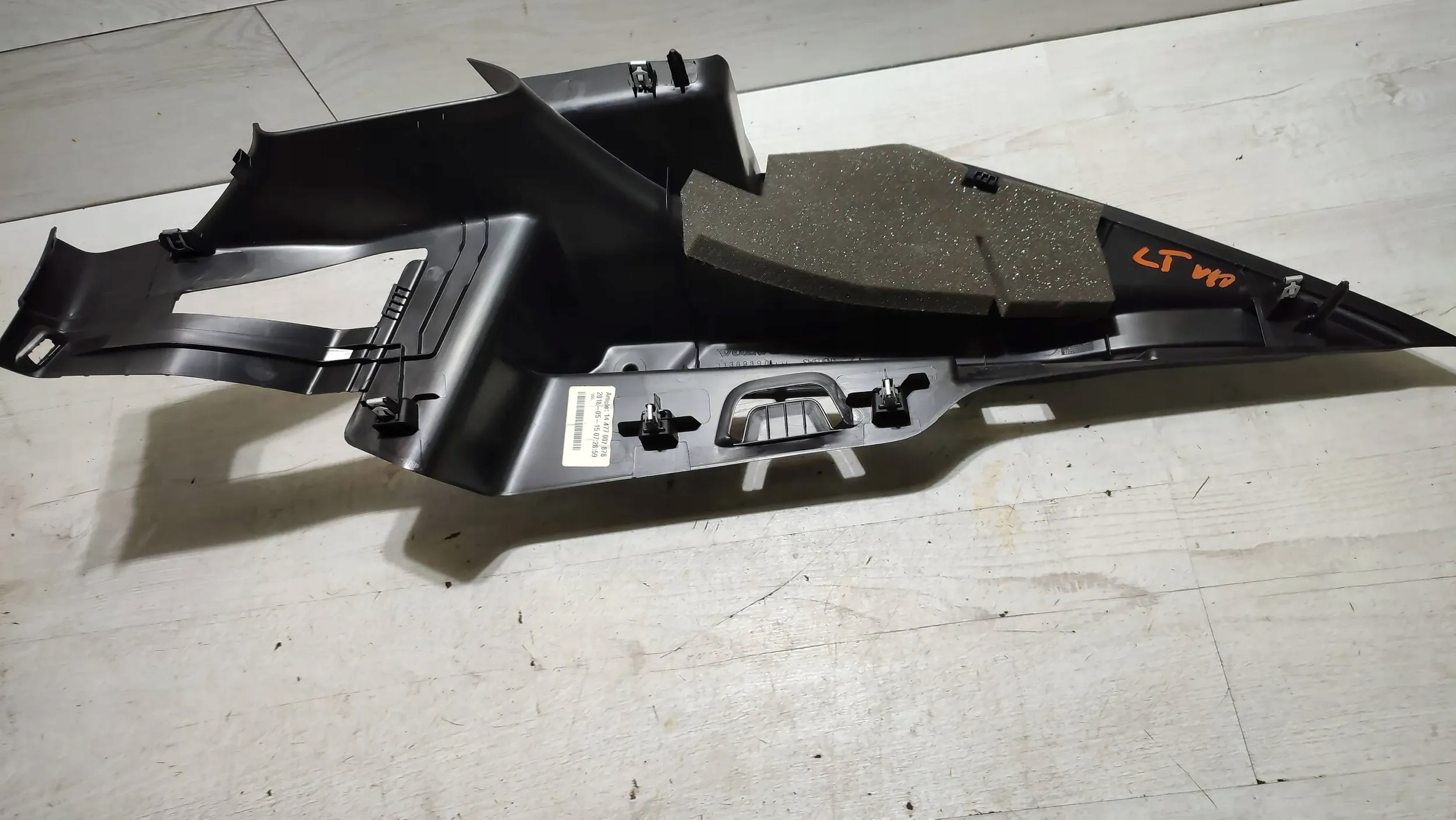 Volvo V40 II 2018r left side side boot