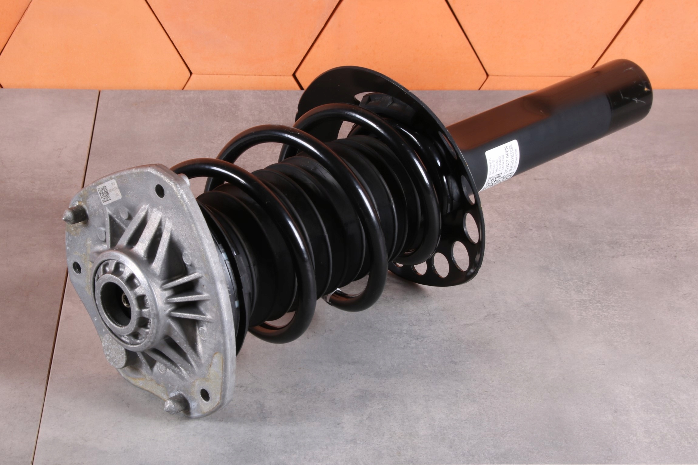 MINI F66 COOPER C B38N shock absorber left front front 5A31E13 12 km !!!