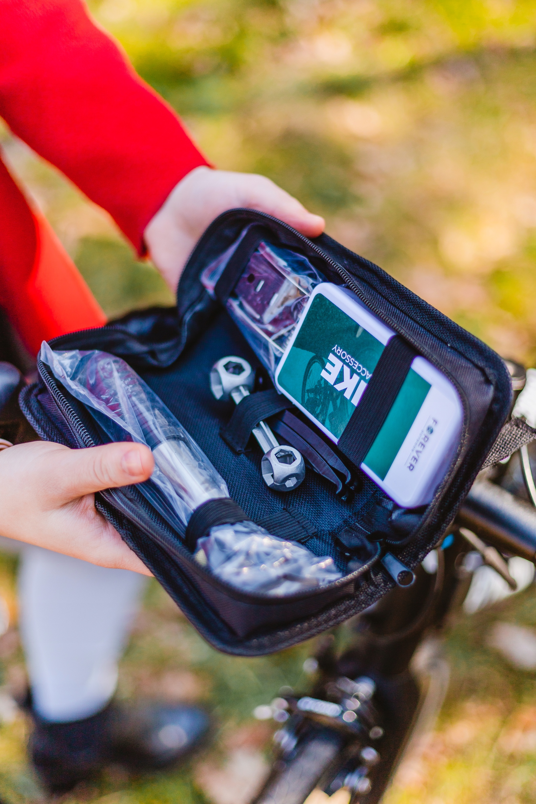 Zestaw naprawczy do roweru multitool pompka imbus łatki w etui na ramę rzep Marka Forever