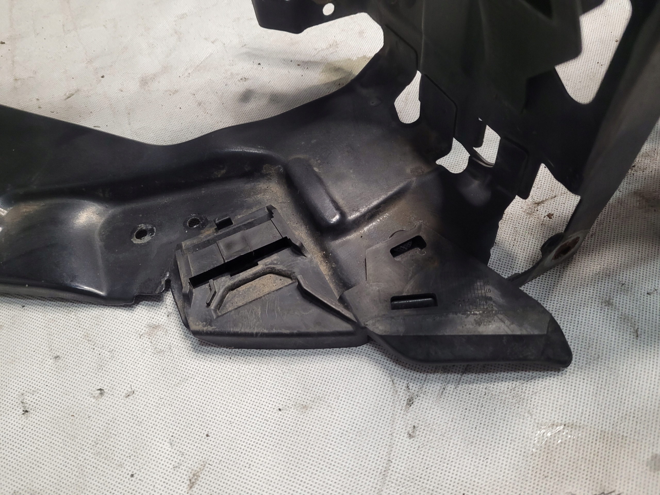 support panel for radiators upper pillar VOLVO V50