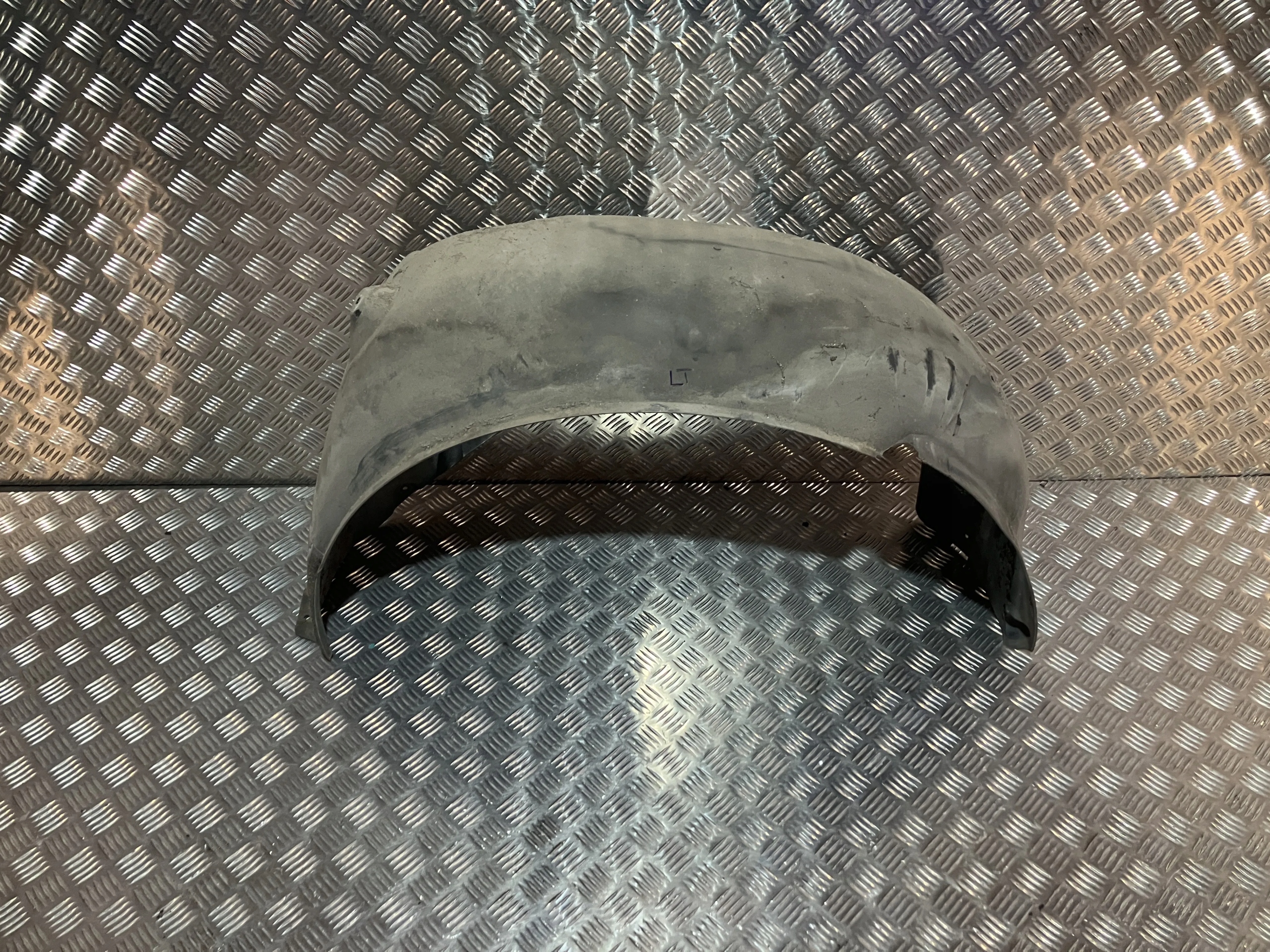 подкрылки левый задний BMW 6 E64