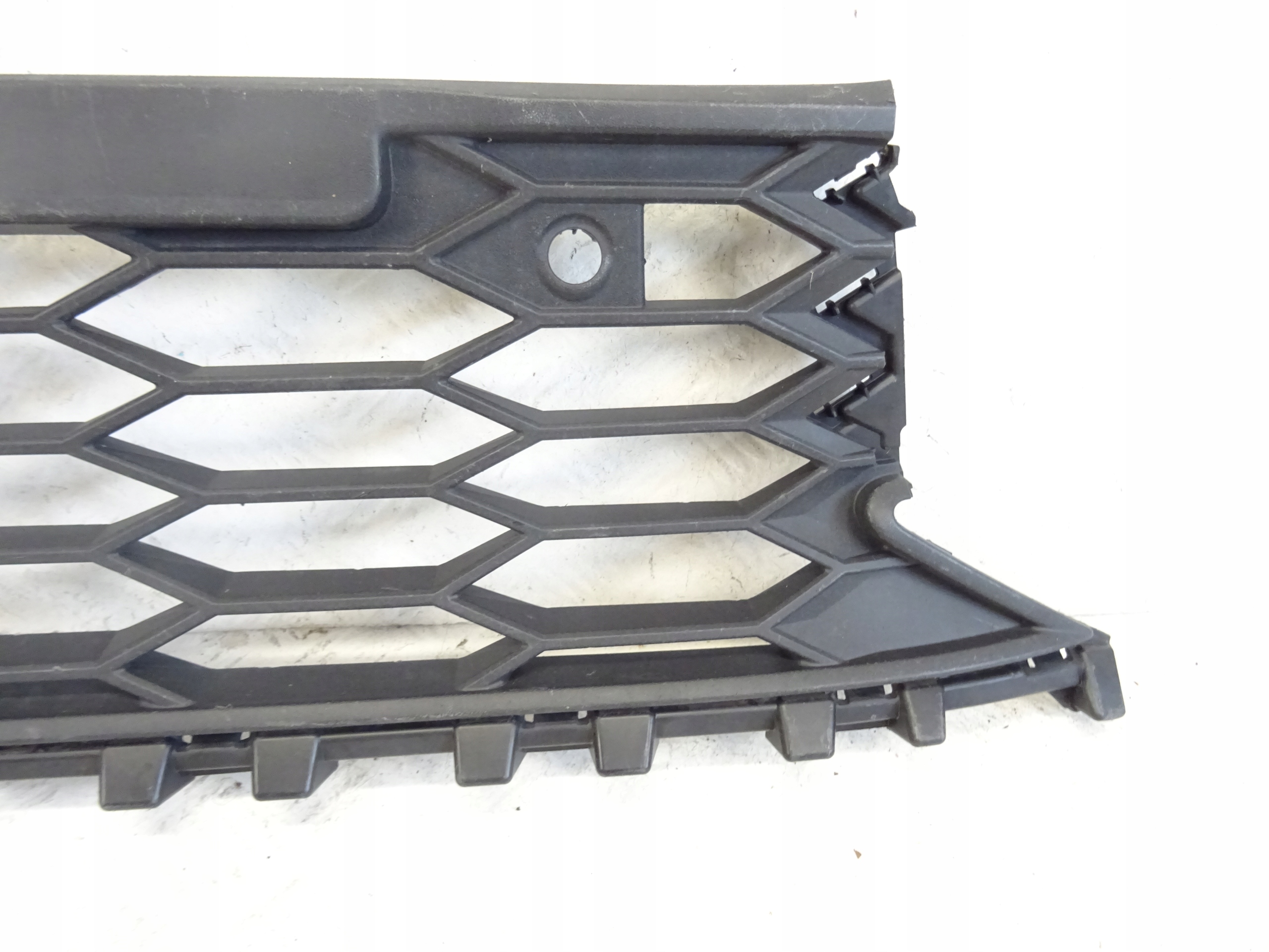 grid of a bumper front front central VW GOLF VIII 8 5H0853677C