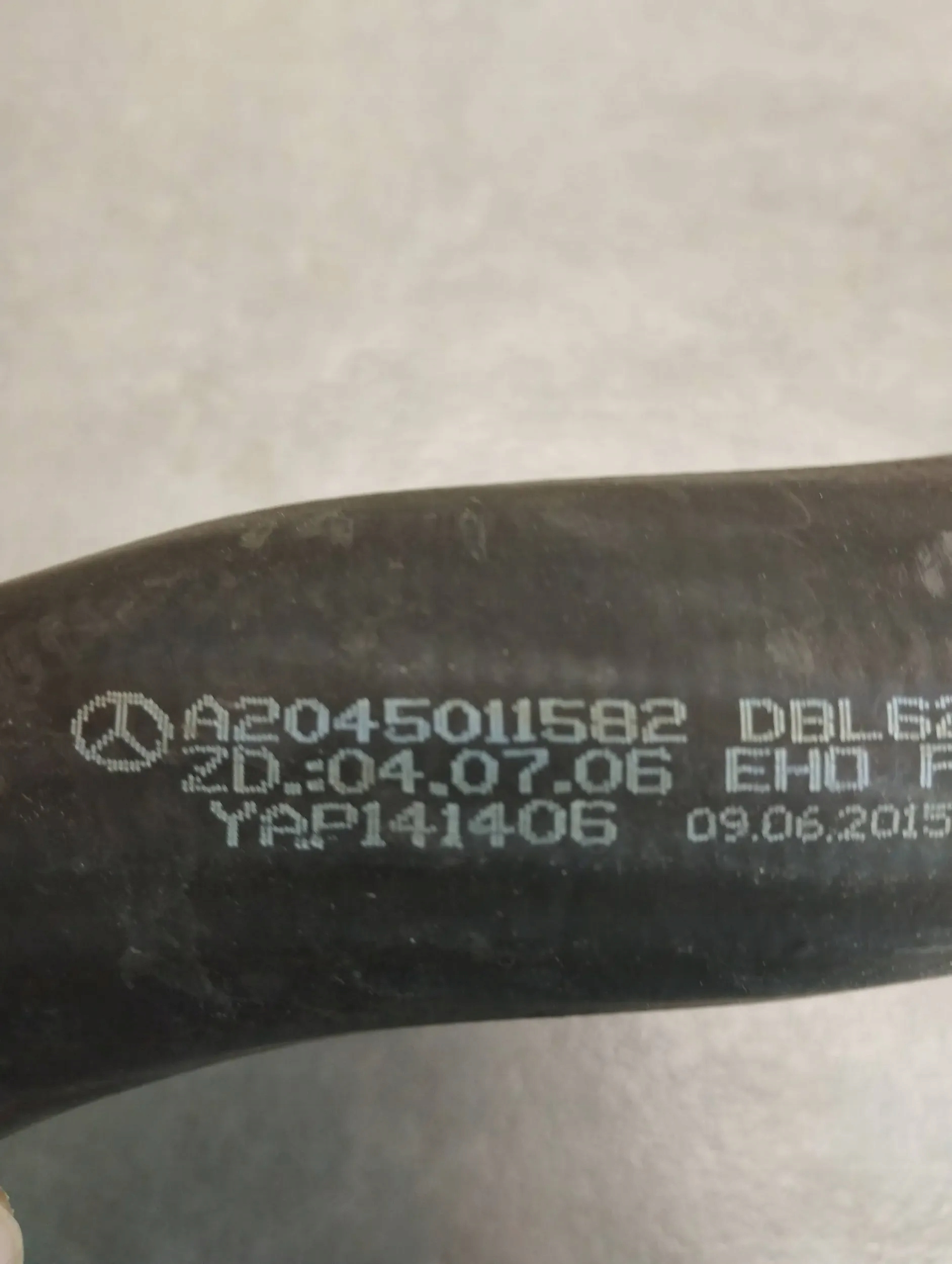 Mercedes-Benz CLS C218 hose pipe radiator A2045011582