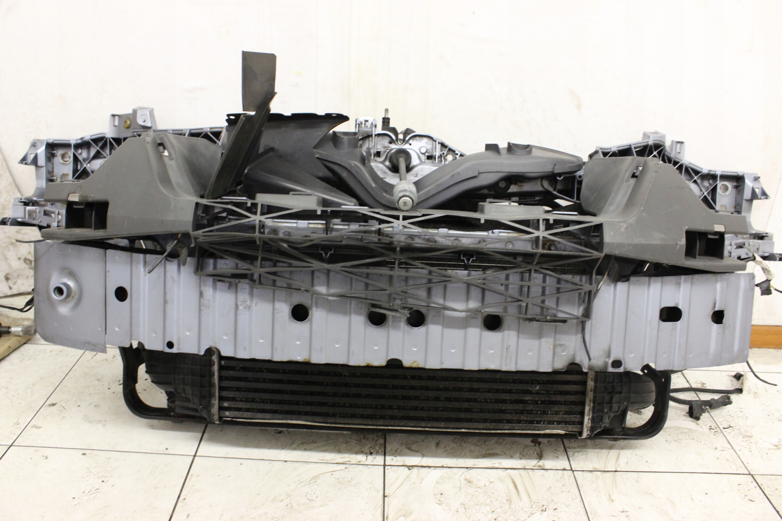 PAS PRZEDNI CHŁODNICE FORD C-MAX LIFT 07- 1.8 TDCI
