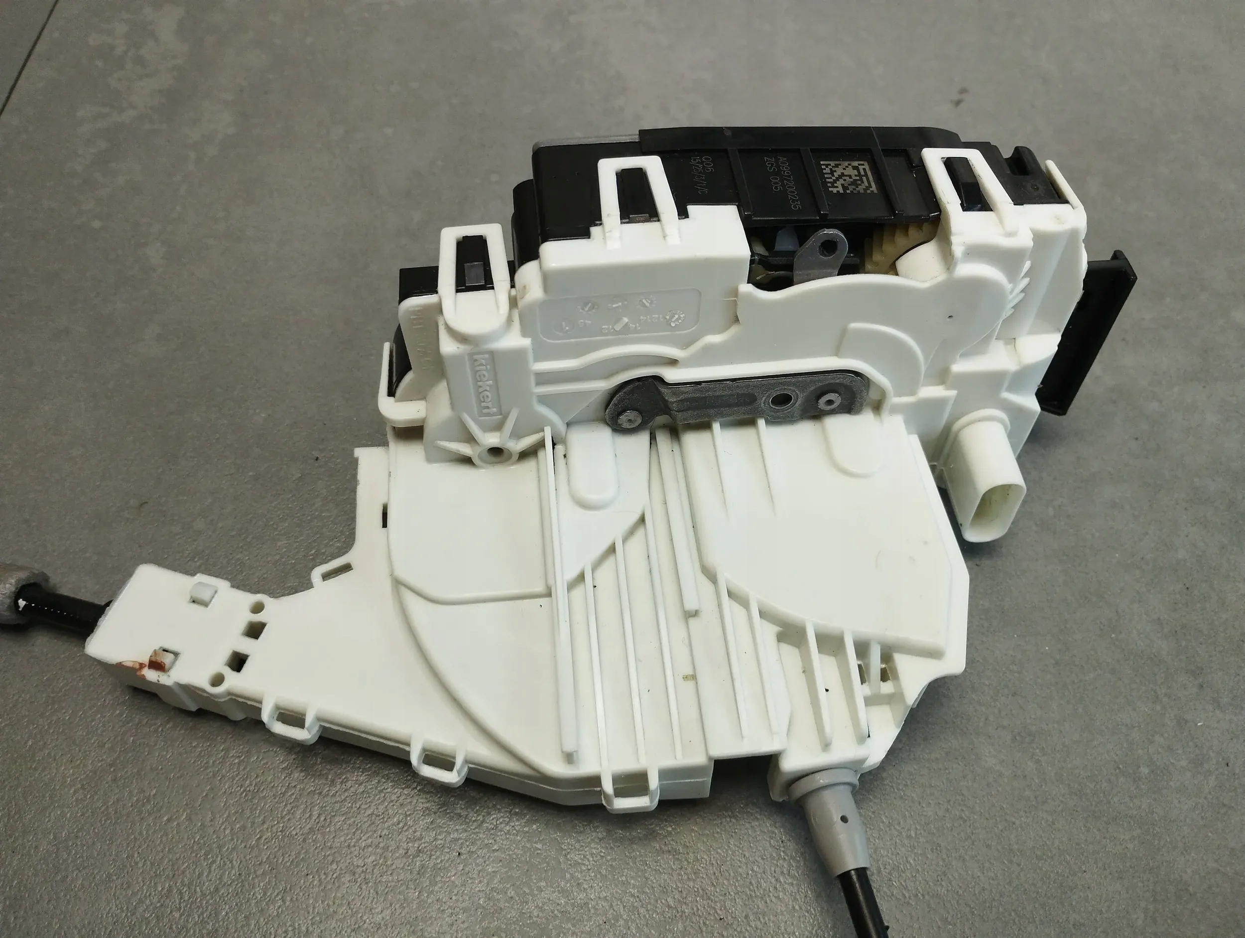 Mercedes-Benz CLS C218 lock right front UK A0997200235