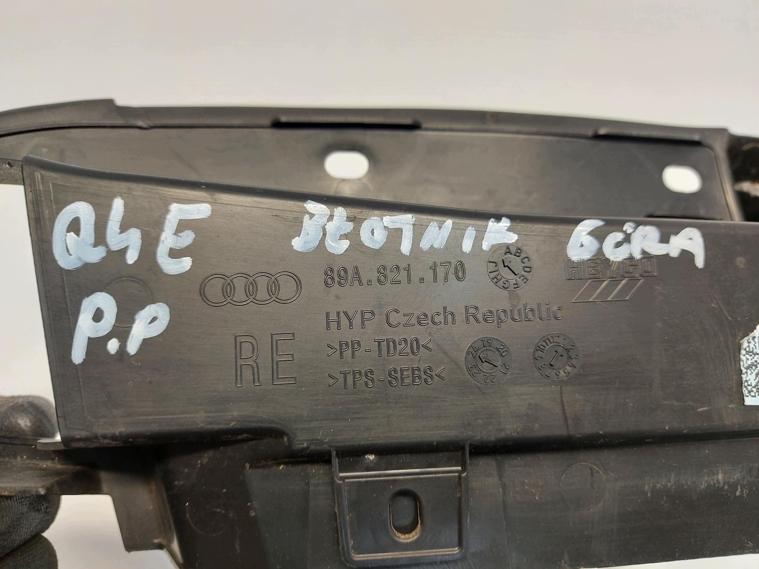 Audi Q4 89A 45 E-TRON , SUV, 2023, couverture couverture de la charnière du capot 89A821170