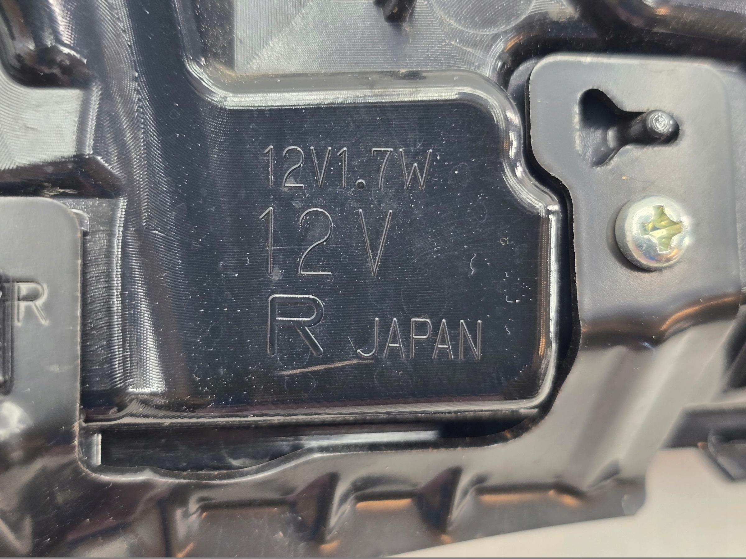 TOYOTA MIRAI и задний фонарь в крышке багажника правый накладка