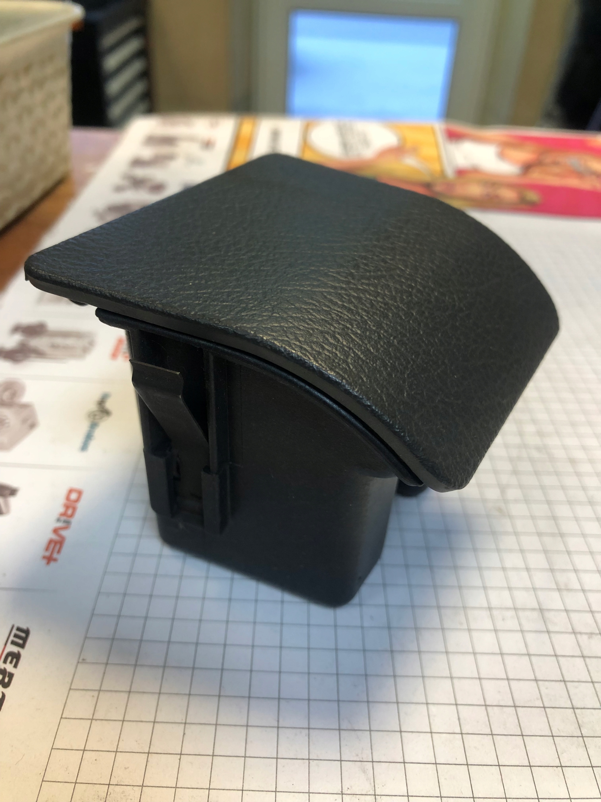 067445 - ПЕПЕЛЬНИЦА POLONEZ CARO PLUS СПЕРЕДИ НОВЫЙ ОРИГИНАЛ