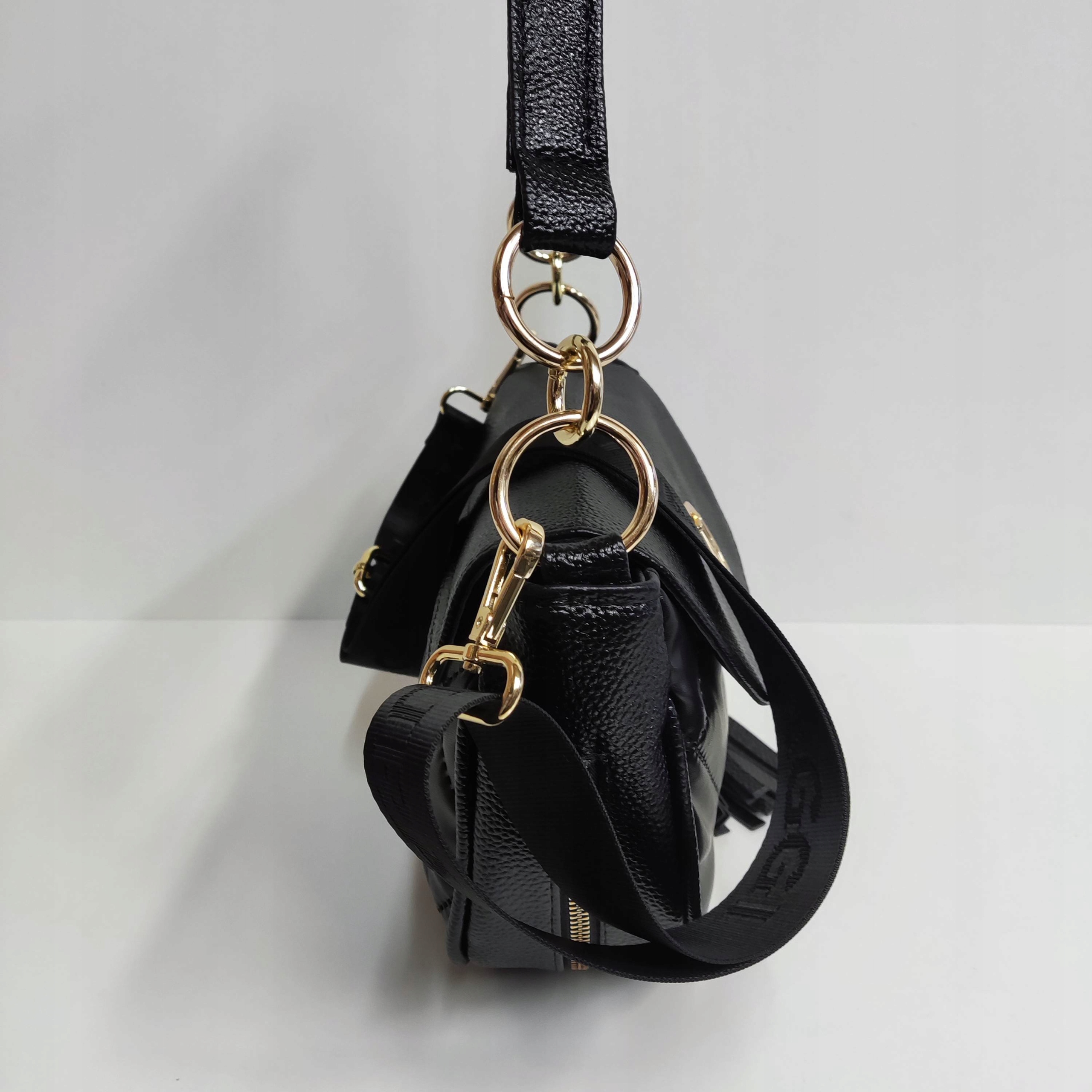 Torebka listonoszka Laura Biaggi czarna pikowana Kolor dodatkowy czarny