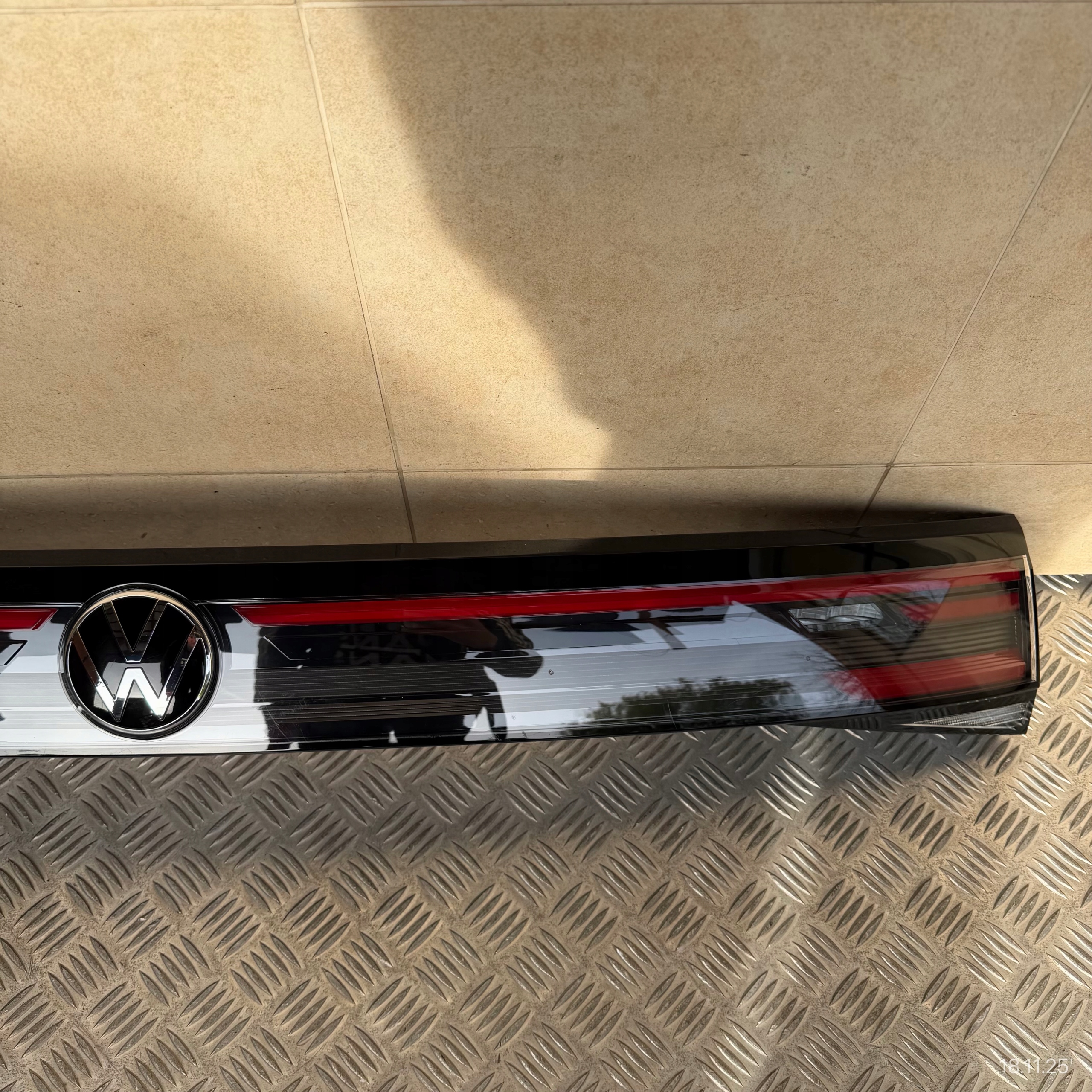 light rear cap bonnet VOLKSWAGEN TAIGO 2G7945093