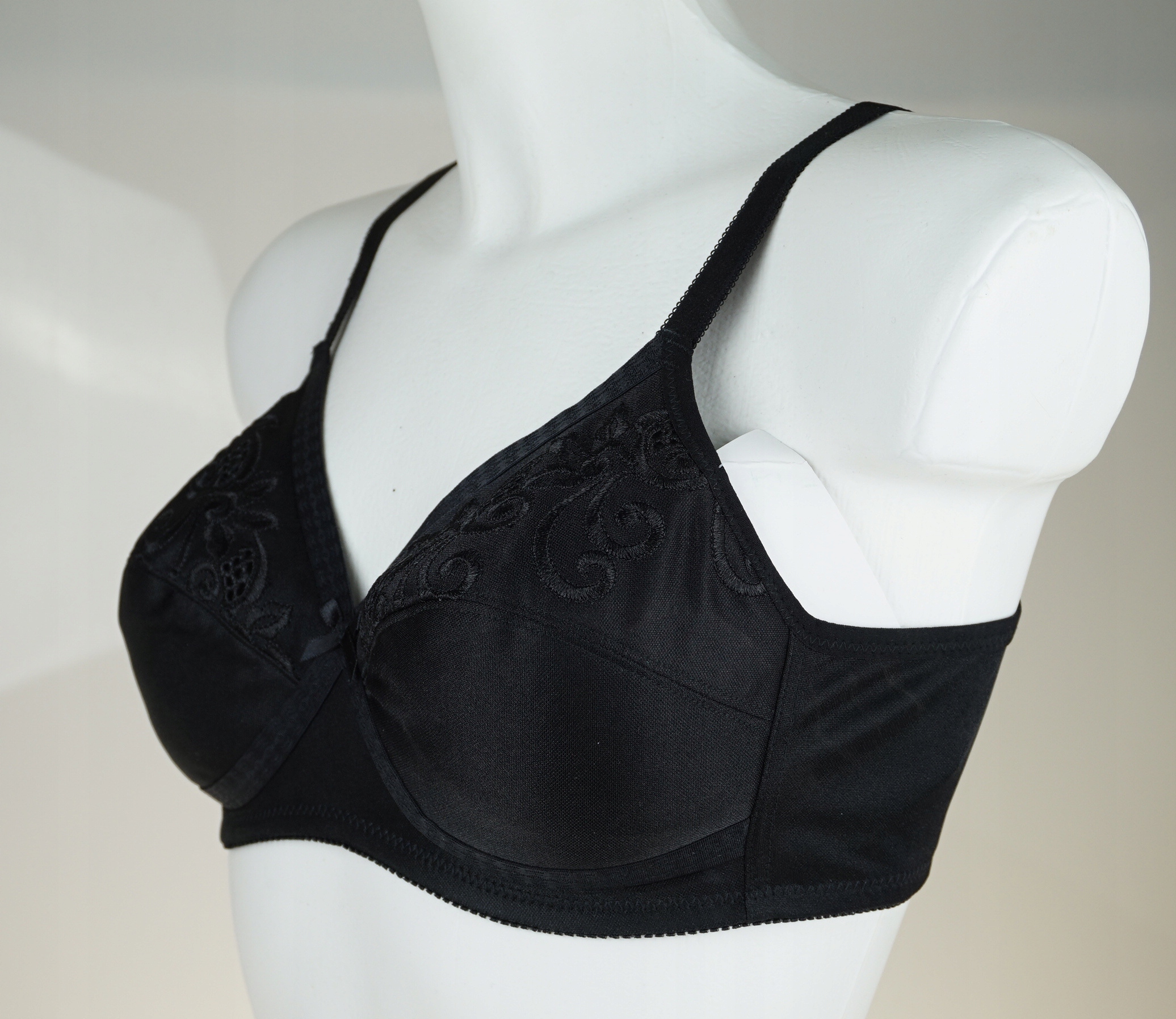 NATURANA 5335 BIUSTONOSZ KLASYCZNY USZTYWNIANY bez fiszbin CZARNY HAFTY 90A Kolekcja basic