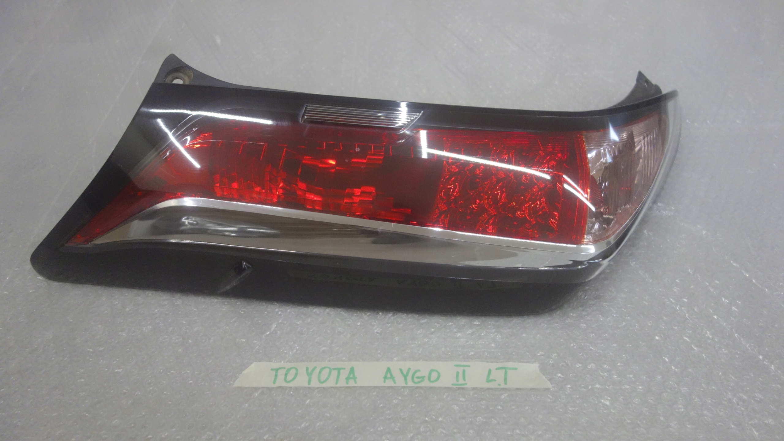 фонарь левый задний TOYOTA AYGO 2 II B4 14-
