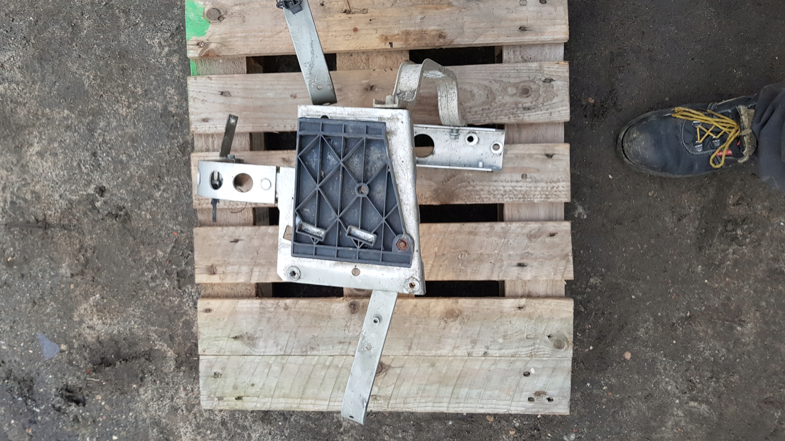 AUDI A8 D2 holder of a fender console left or right