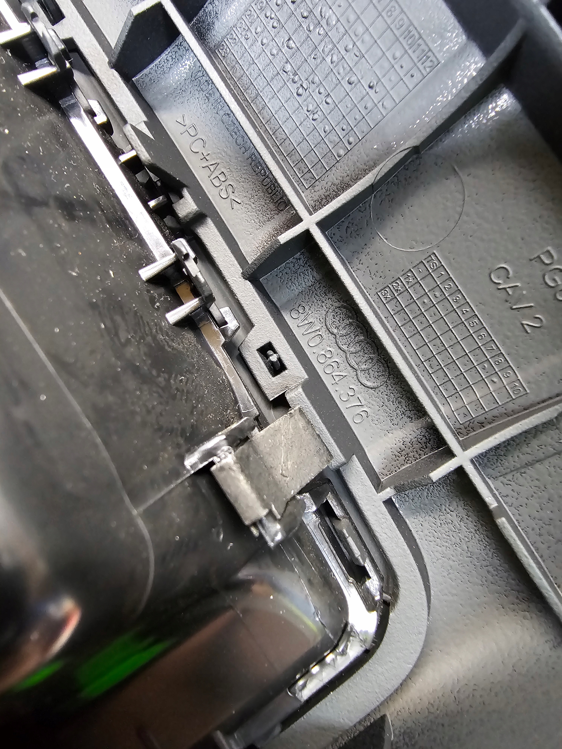 Blende Abdeckung TUNELU SRODKOWEGO AUDI A4 A5 8W 8W0864376