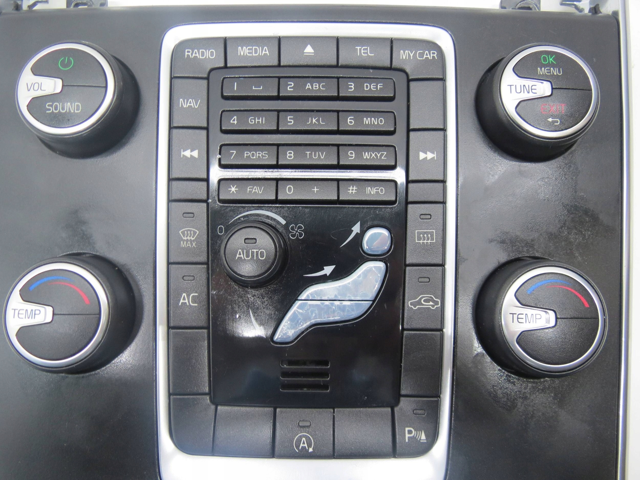 PANEL RADIA/klimatizaci VOLVO V60 a S60 II 31351653 (2013-2018)R.