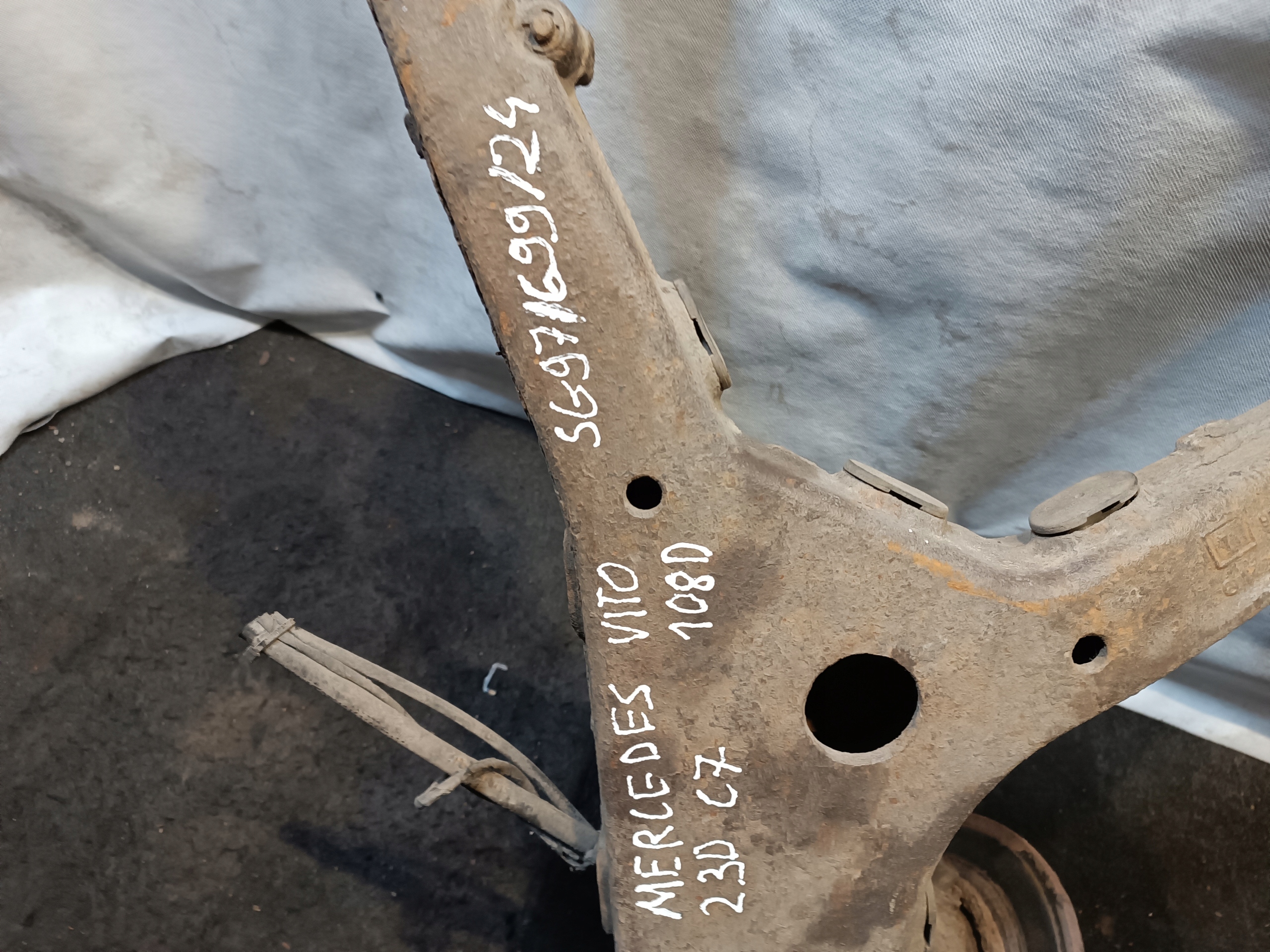 arm swing left rear part MERCEDES VITO 108D 1998r