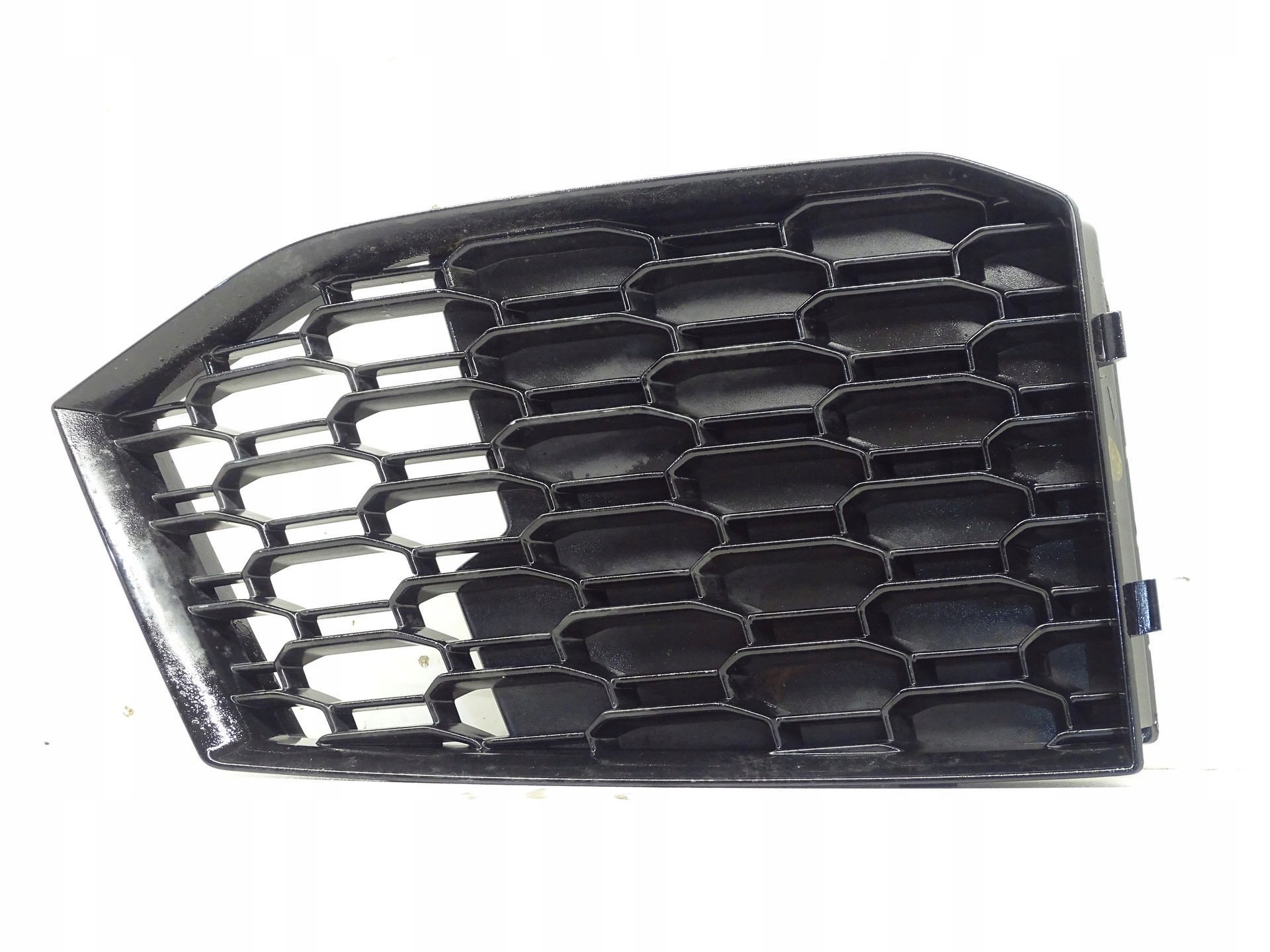 grid of a bumper right AUDI RS4 RS5 8W B9 8W6807682P