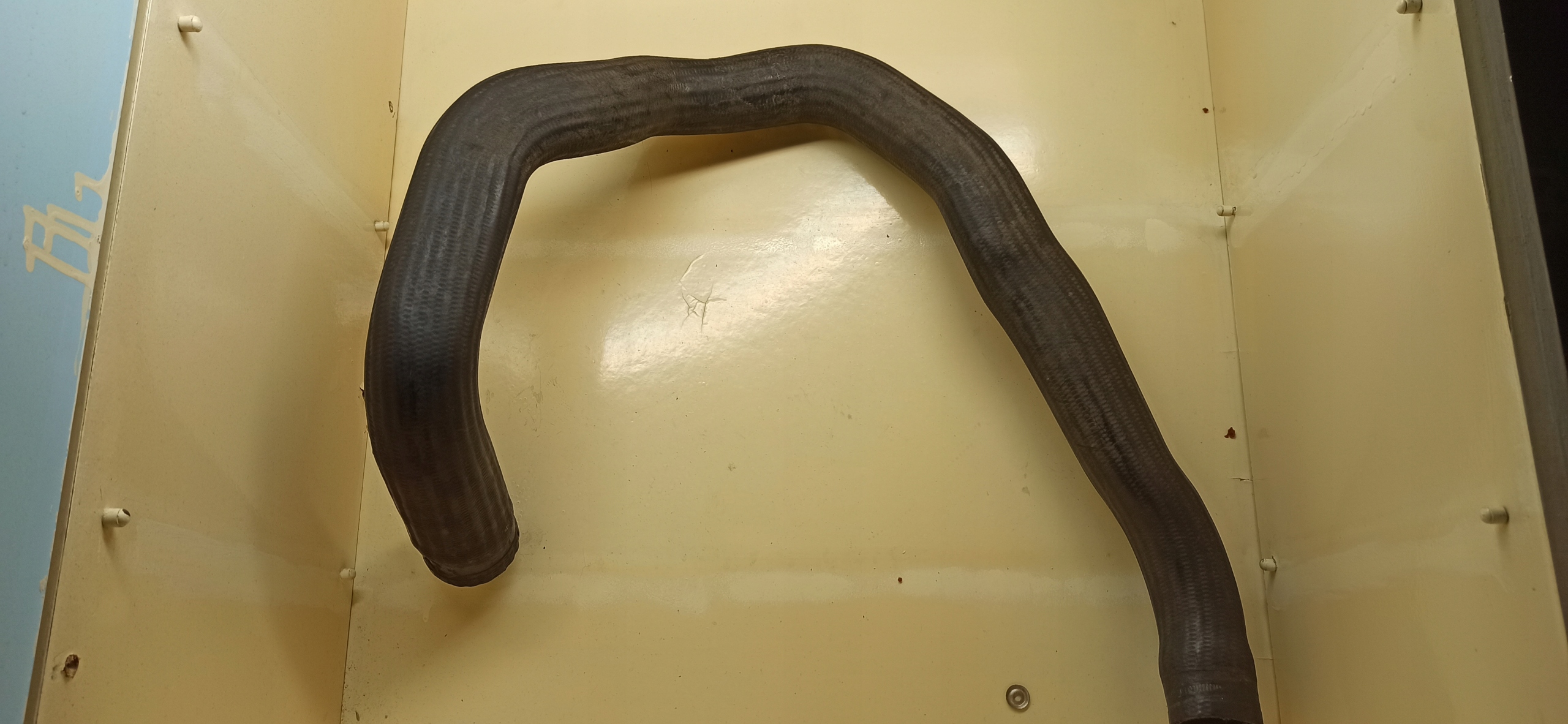 ASTRA H III ZAFIRA 2.0 T ТРУБА ИНТЕРКУЛЕРА 55560466