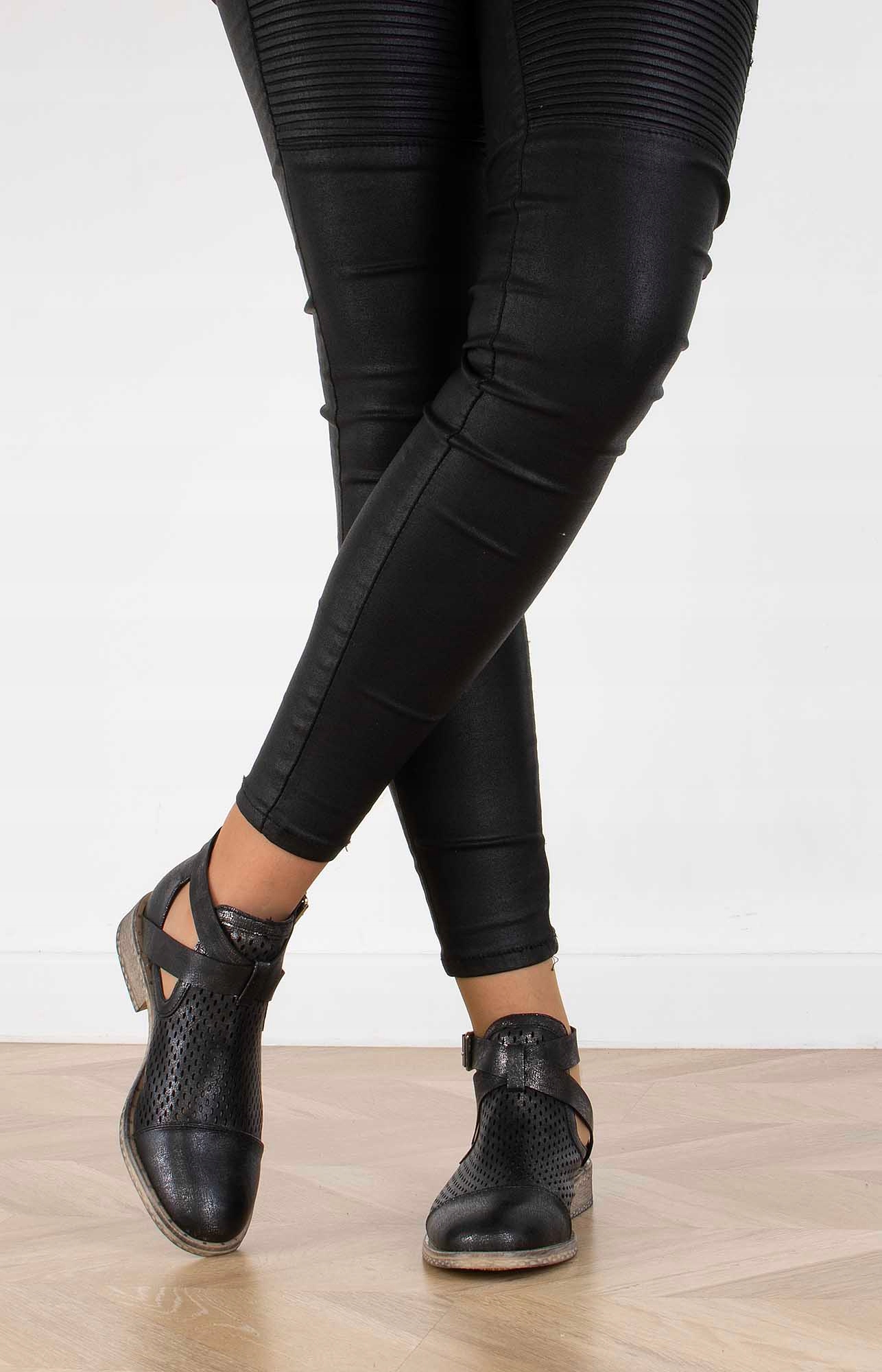 BOTKI Z WYCIĘCIAMI CZARNE AŻUROWA CHOLEWKA 39 Płeć kobieta