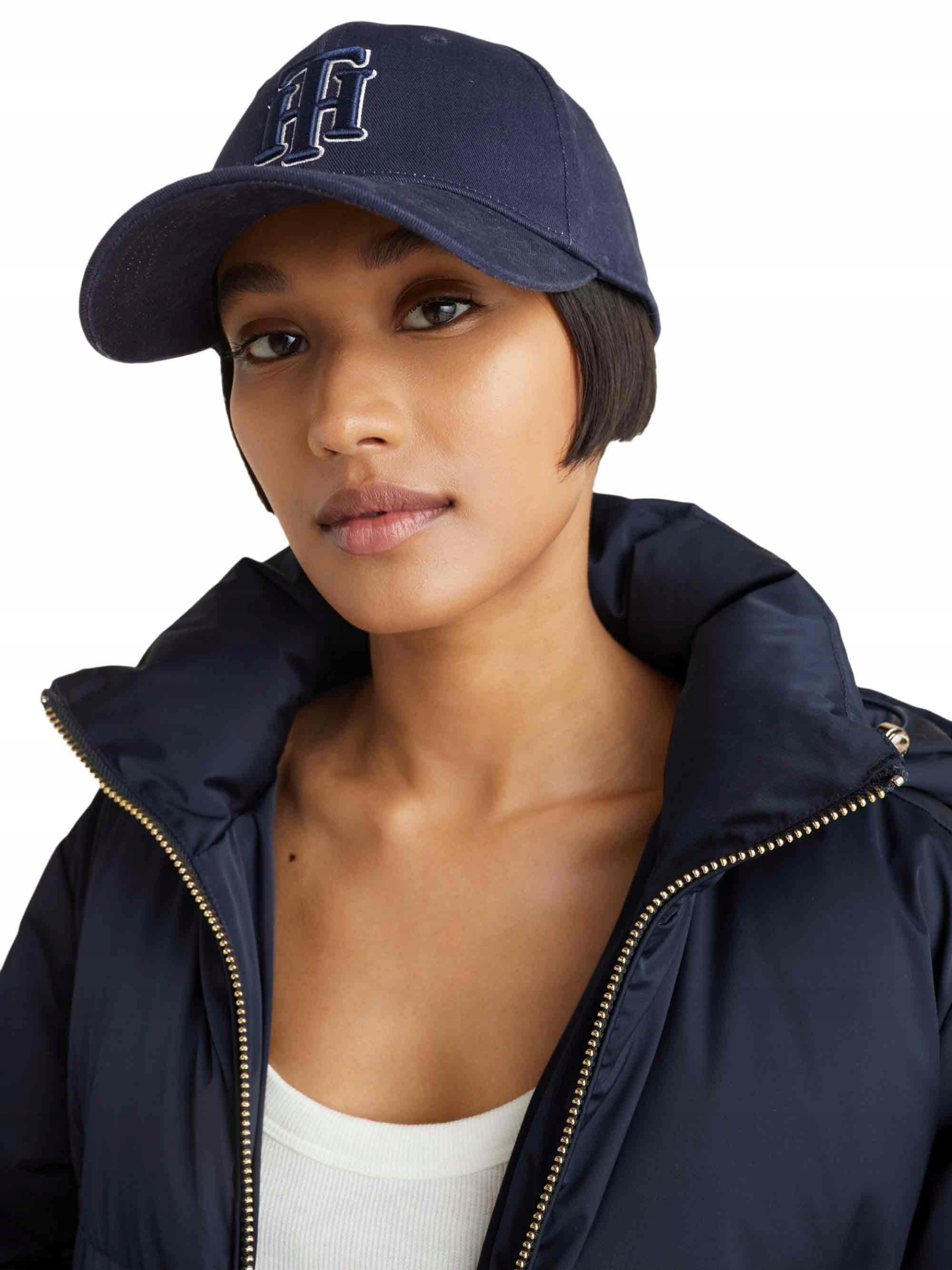 TOMMY HILFIGER CZAPKA Z DASZKIEM FEMININE GRANAT Płeć kobieta