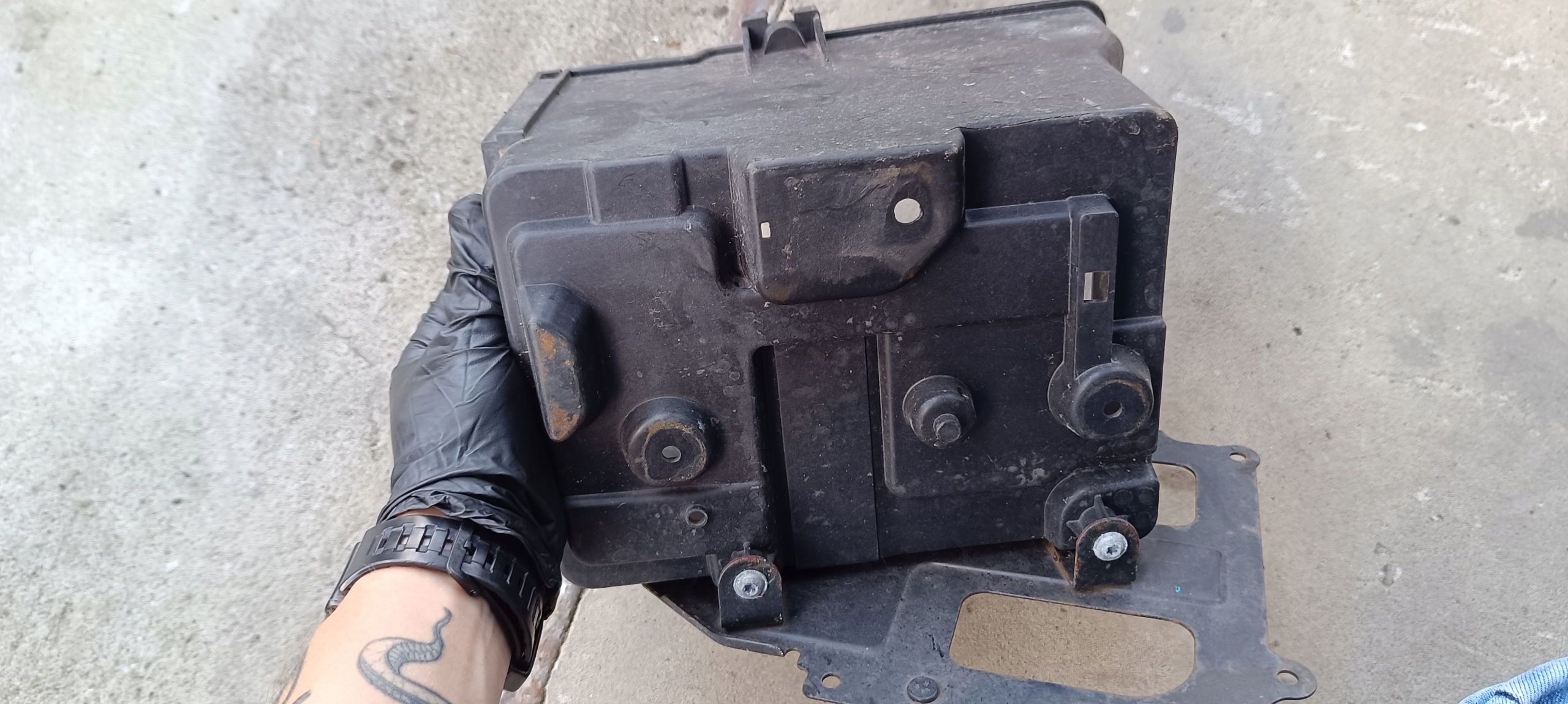 držák obal akumulátoru FORD FIESTA MK7 8V21-10723-AC