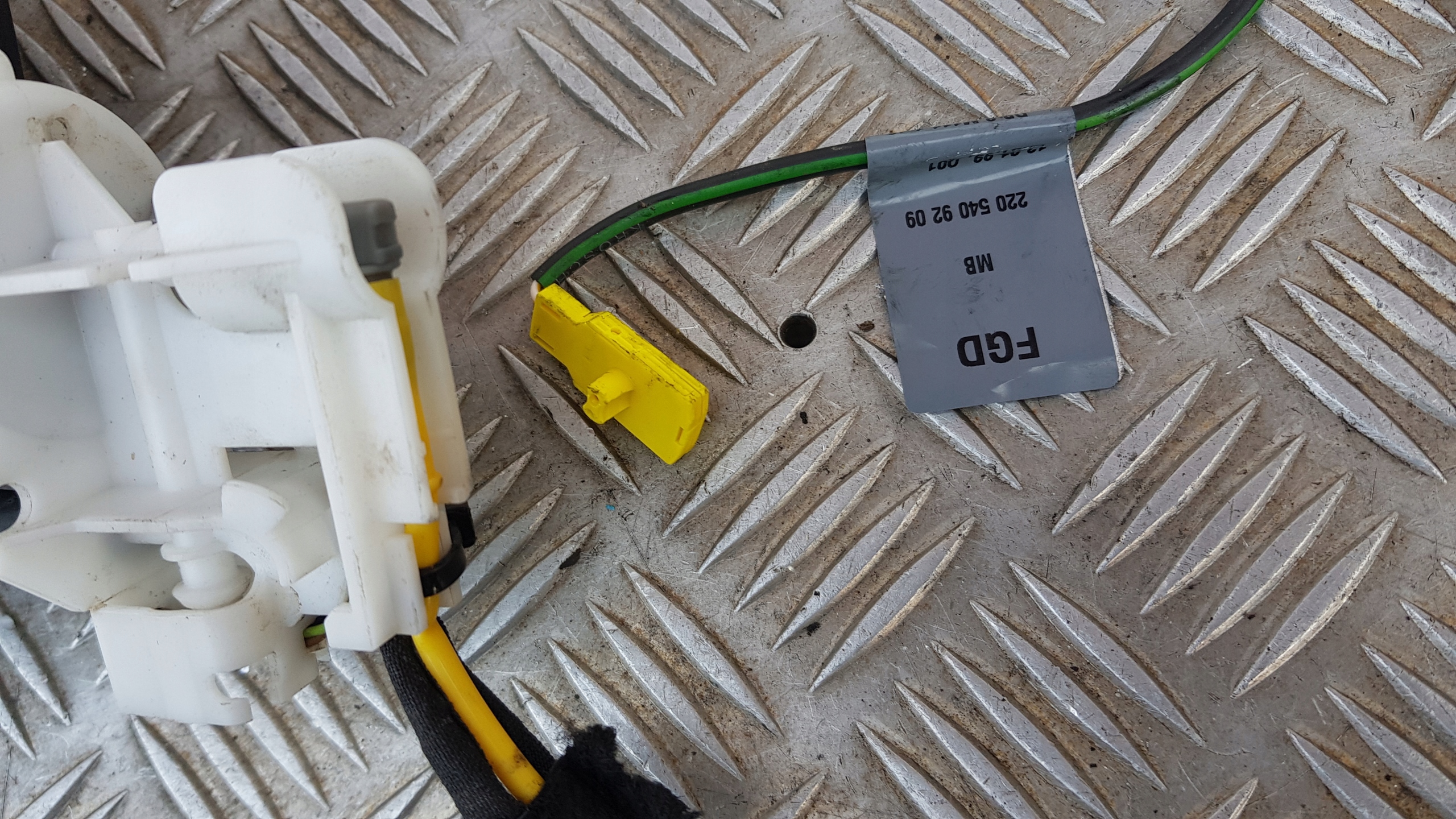 MERCEDES W220 lock right front 2207201235