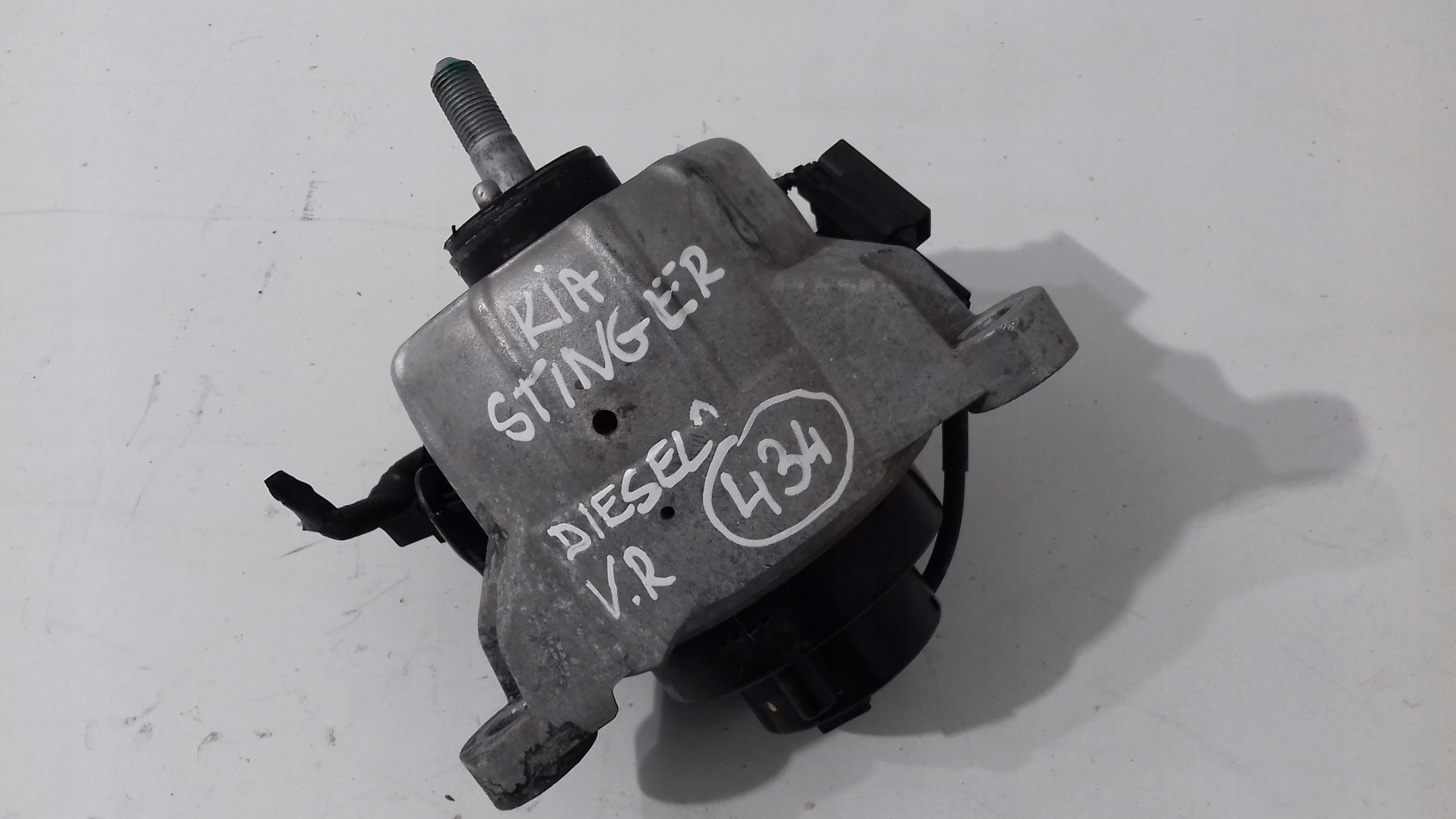 KIA STINGER engine mount Z with the sensor right