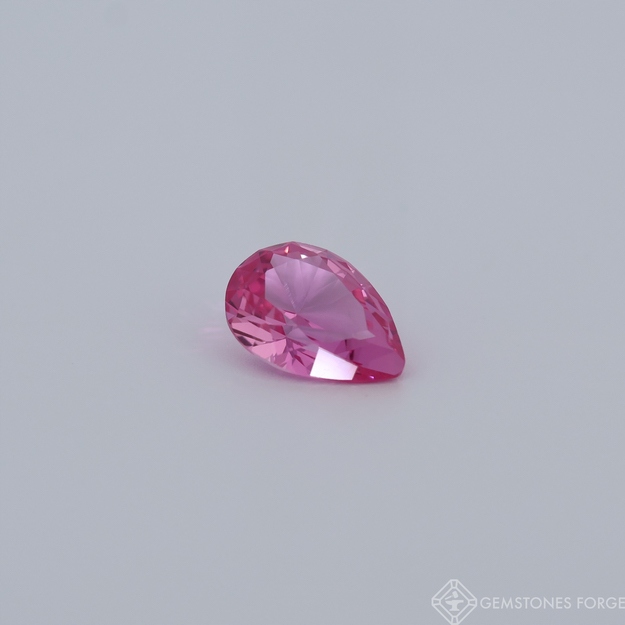 Safír světle růžový 7x5 mm, laboratorně vyrobený výbrus