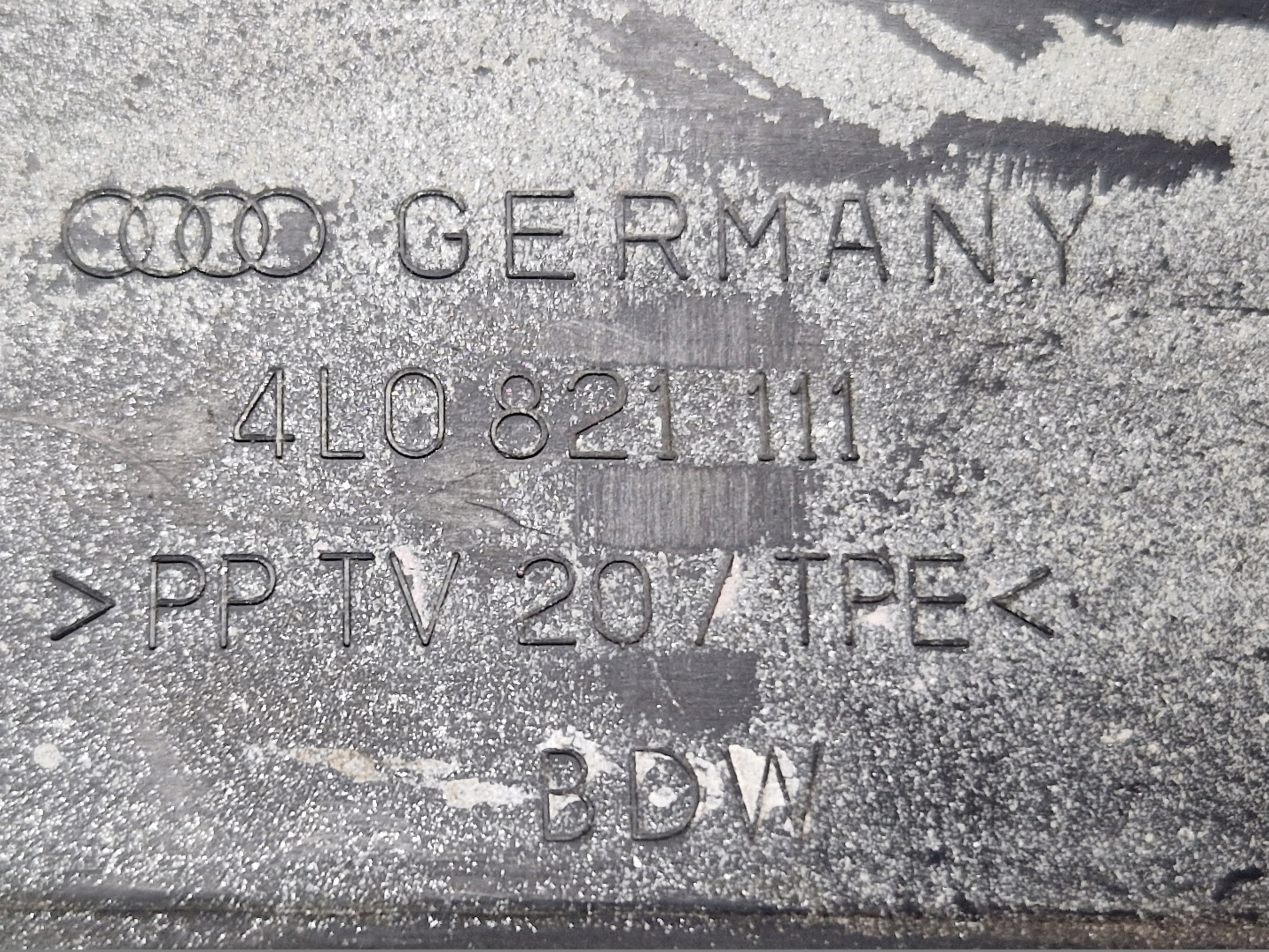 hangszigetelő fedél sárvédöt bal AUDI Q7 4L 4L0821111
