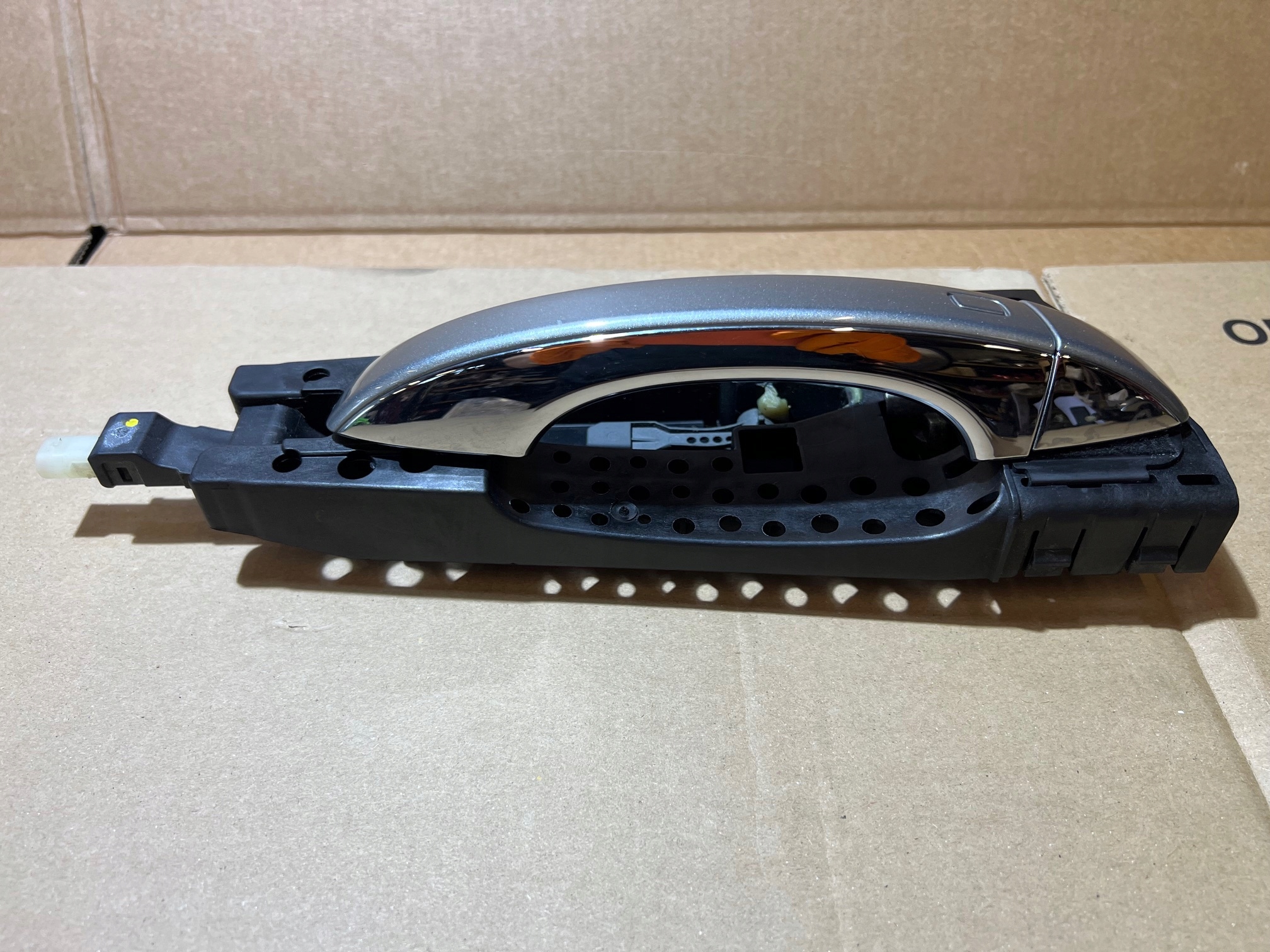 AUDI A8 D4 handle LY7G right rear part PODSWIETLENIE KEYLESS GO