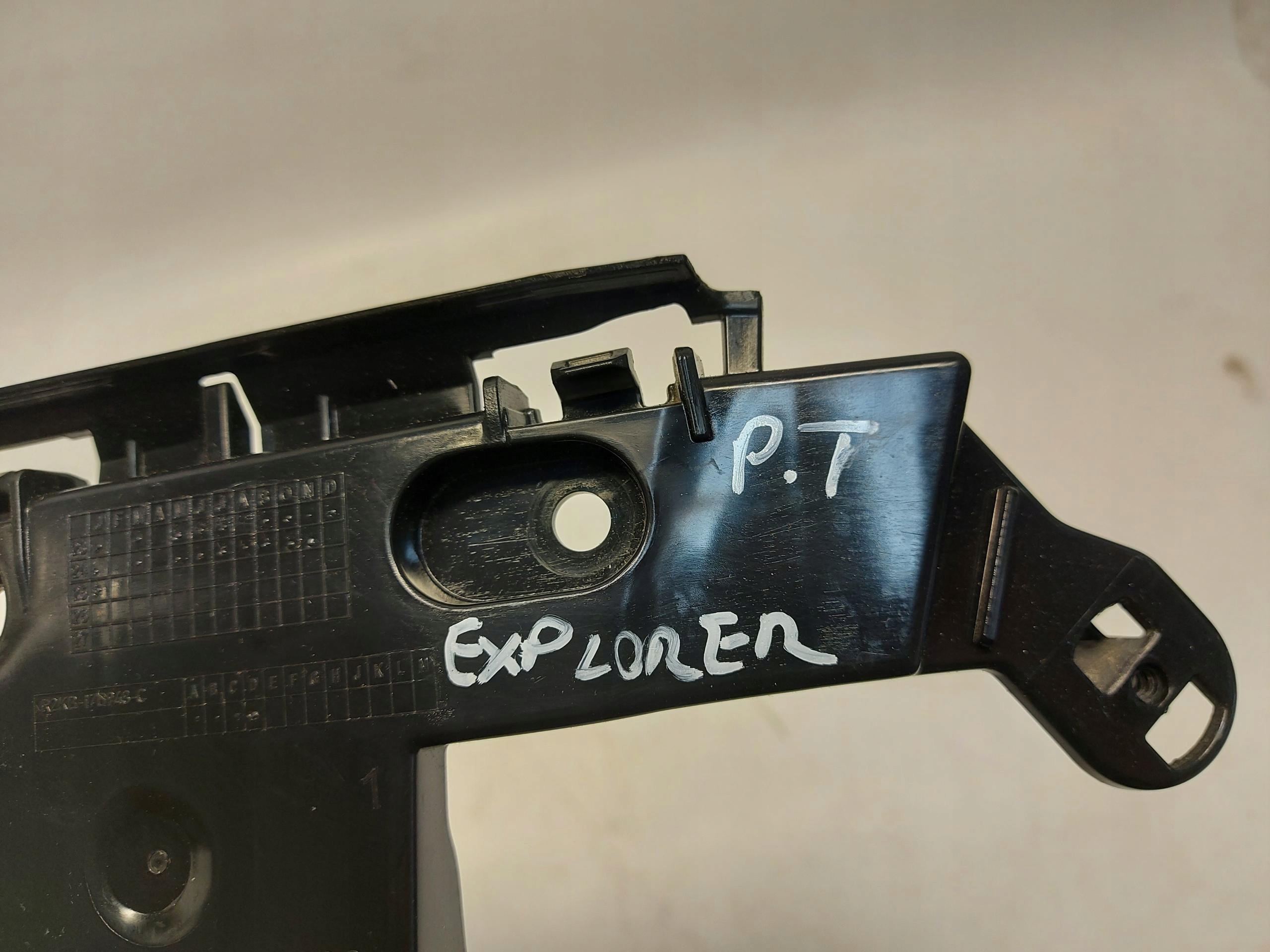 Ford Explorer VII R2KB bumper bracket rear part right R2KB-17D948-C