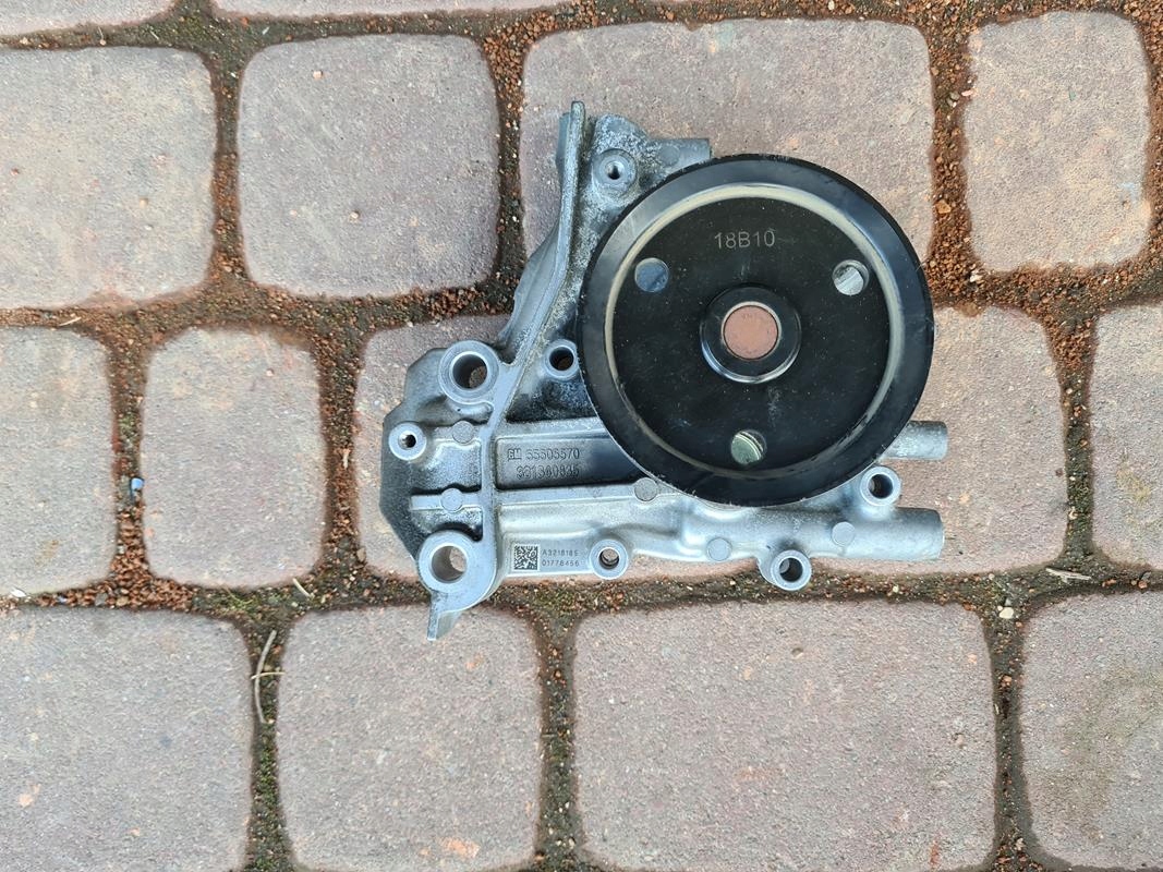 Водяний насос 2.0 CDTI Opel Insignia b 55505570