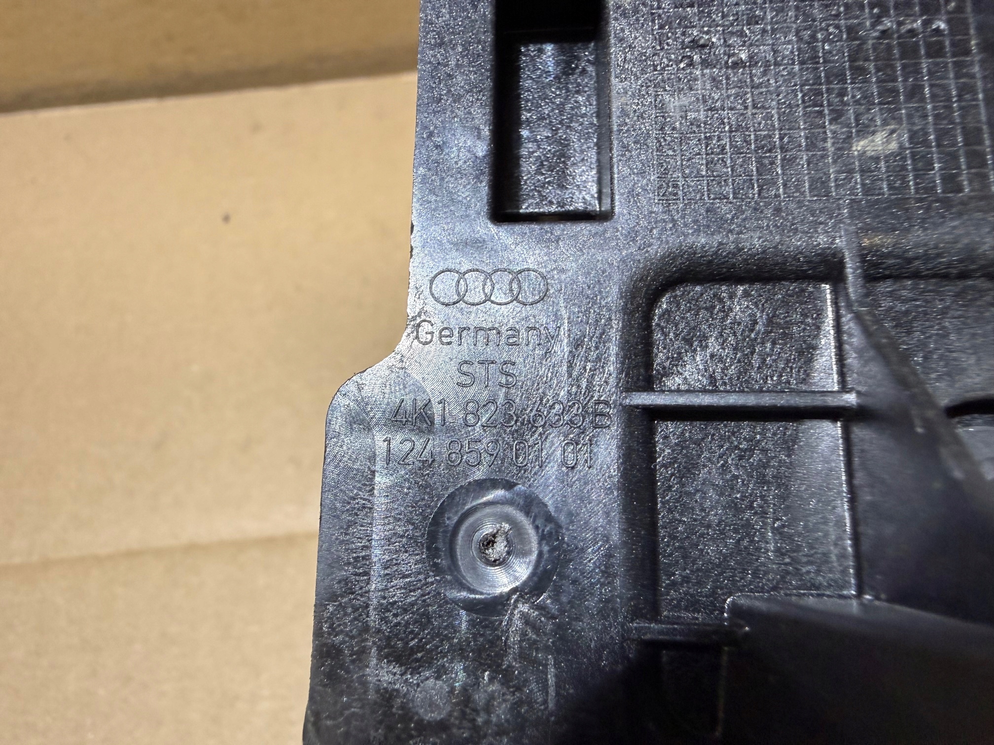 AUDI A6 C8 A7 handle handle of the opening bonnets 4K1823533C 4K1823633B