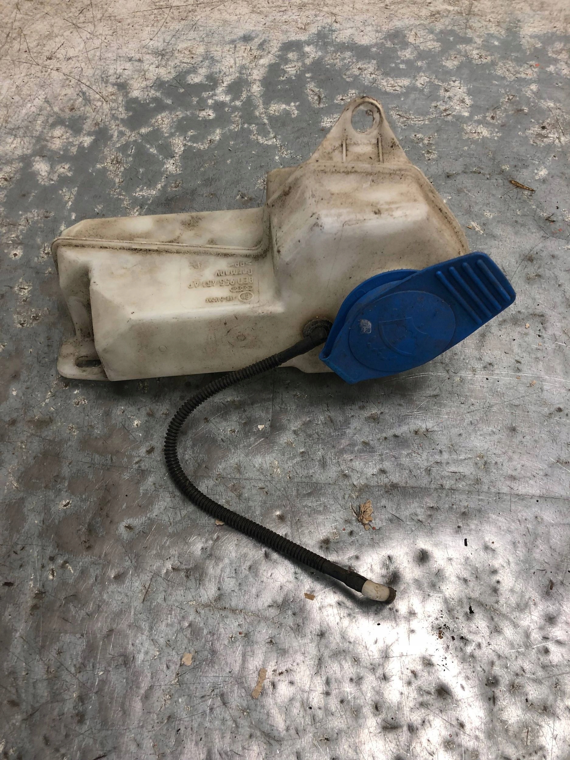 washer fluid tank AUDI A4 B7 8E0955451AP