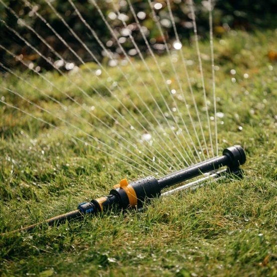 FISKARS SOLID Zraszacz wahadłowy ogrodowy do podlewania podłużny M 285m2 Kod producenta 1070835