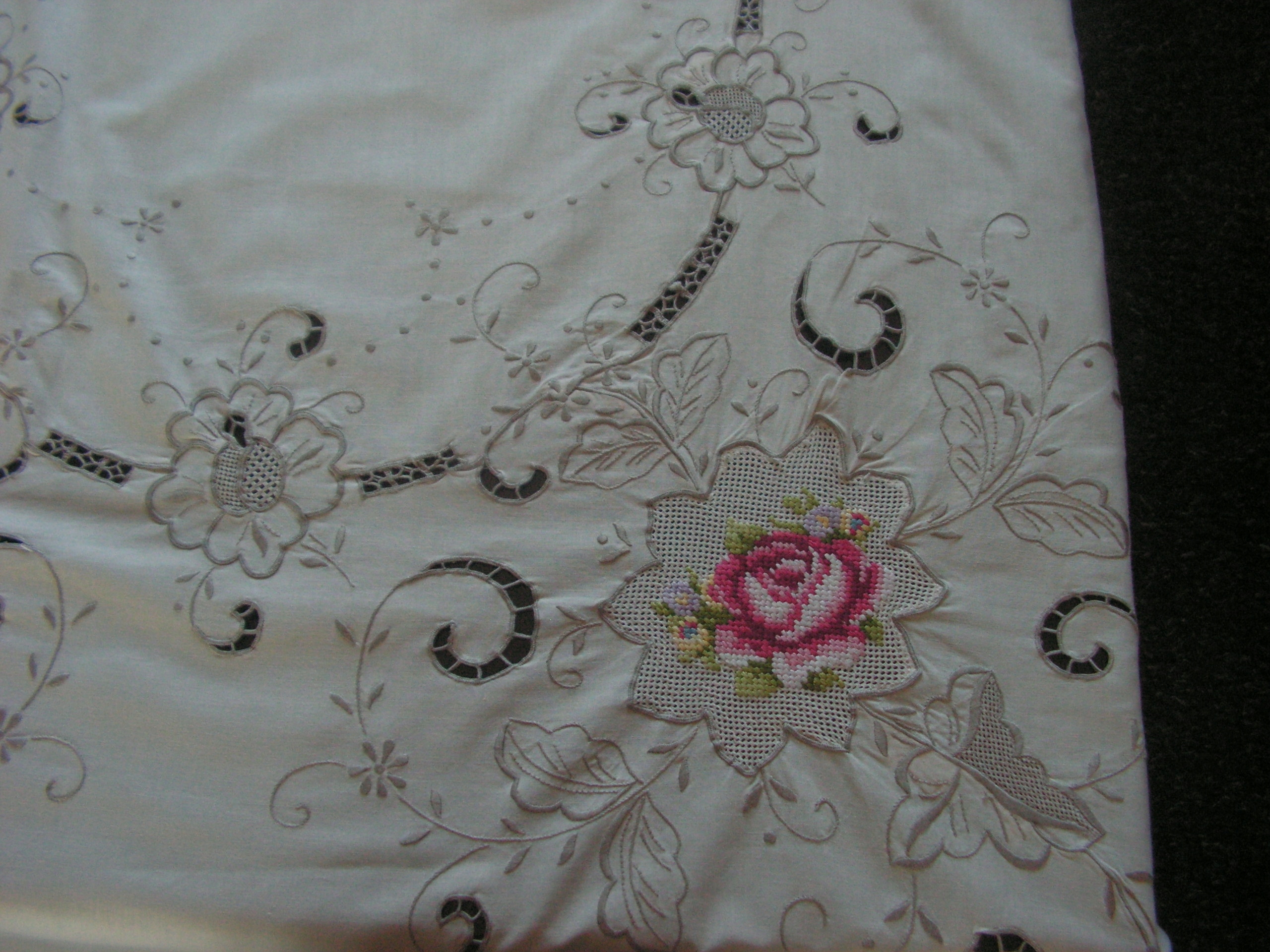 Милая Вышитая Скатерть