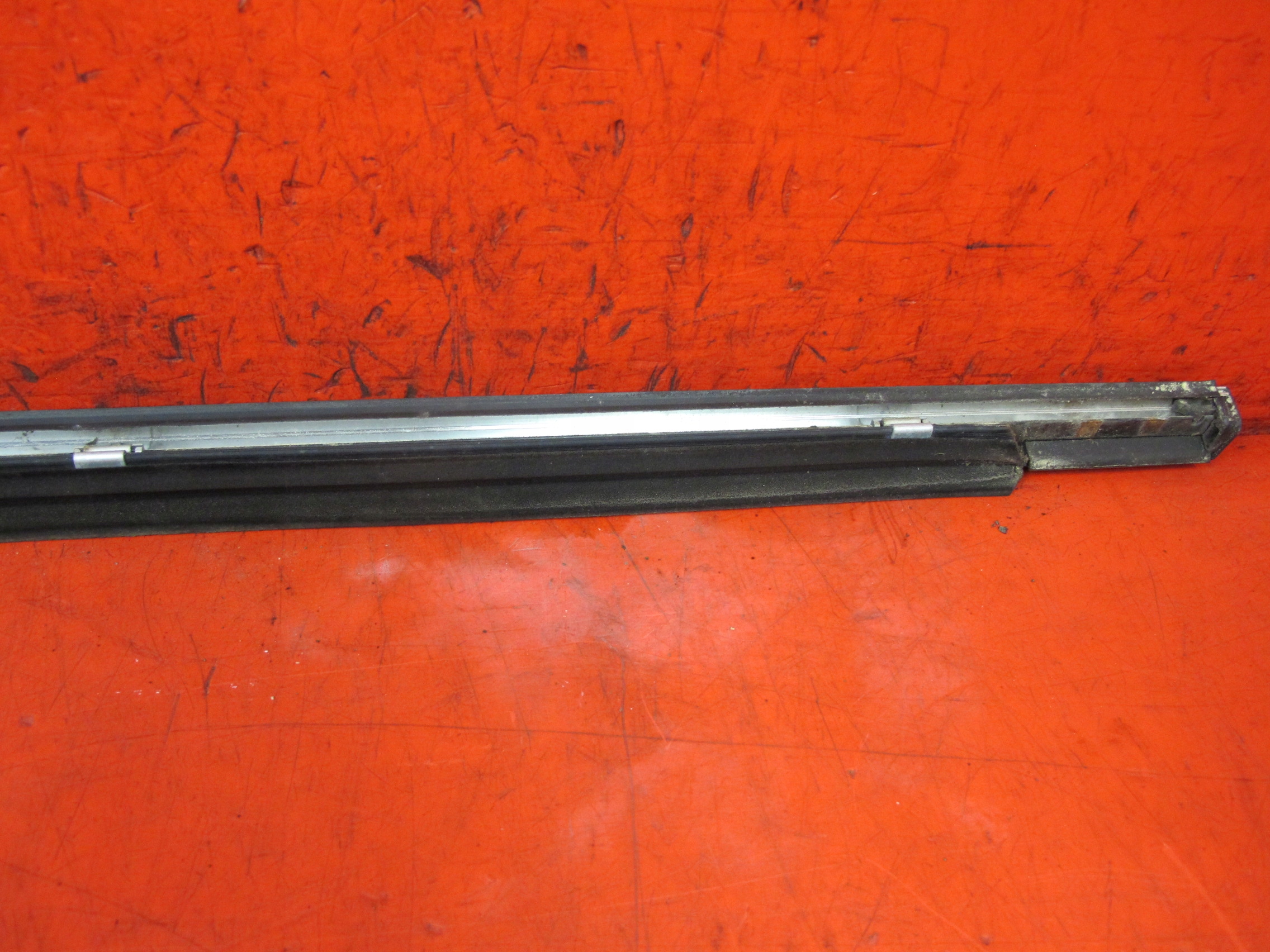 MERCEDES W220 S-KLASA moulding dust right rear part