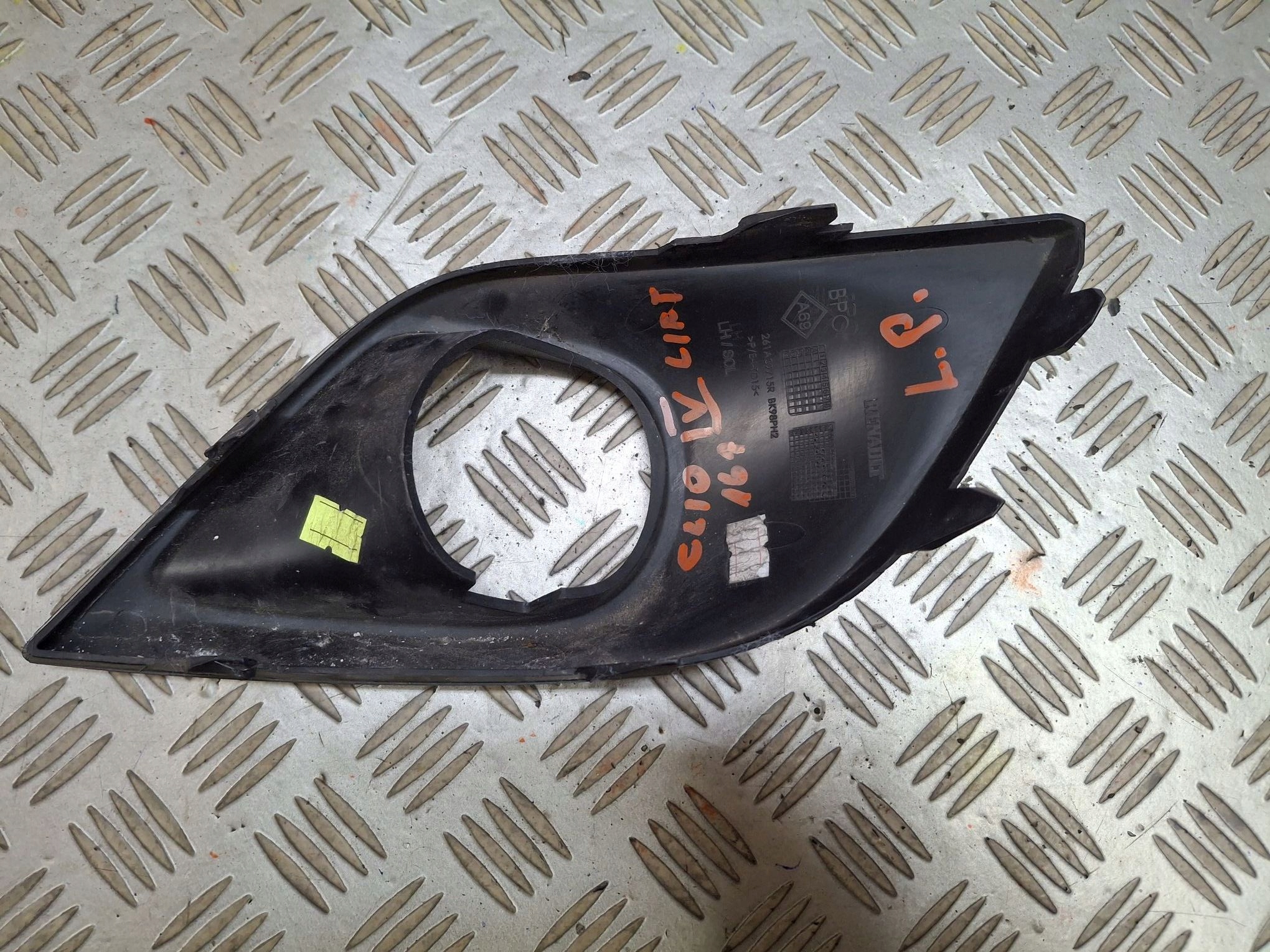 left grid of a bumper RENAULT CLIO IV LIFT 2016-2019