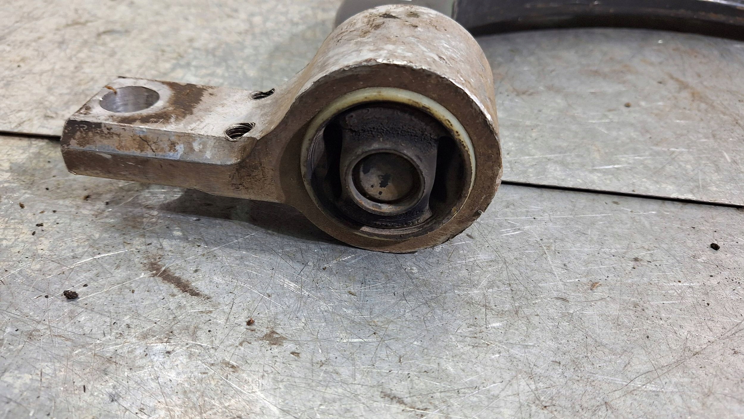 arm right front 2S61-3042-DA FORD FIESTA FUSION MK6