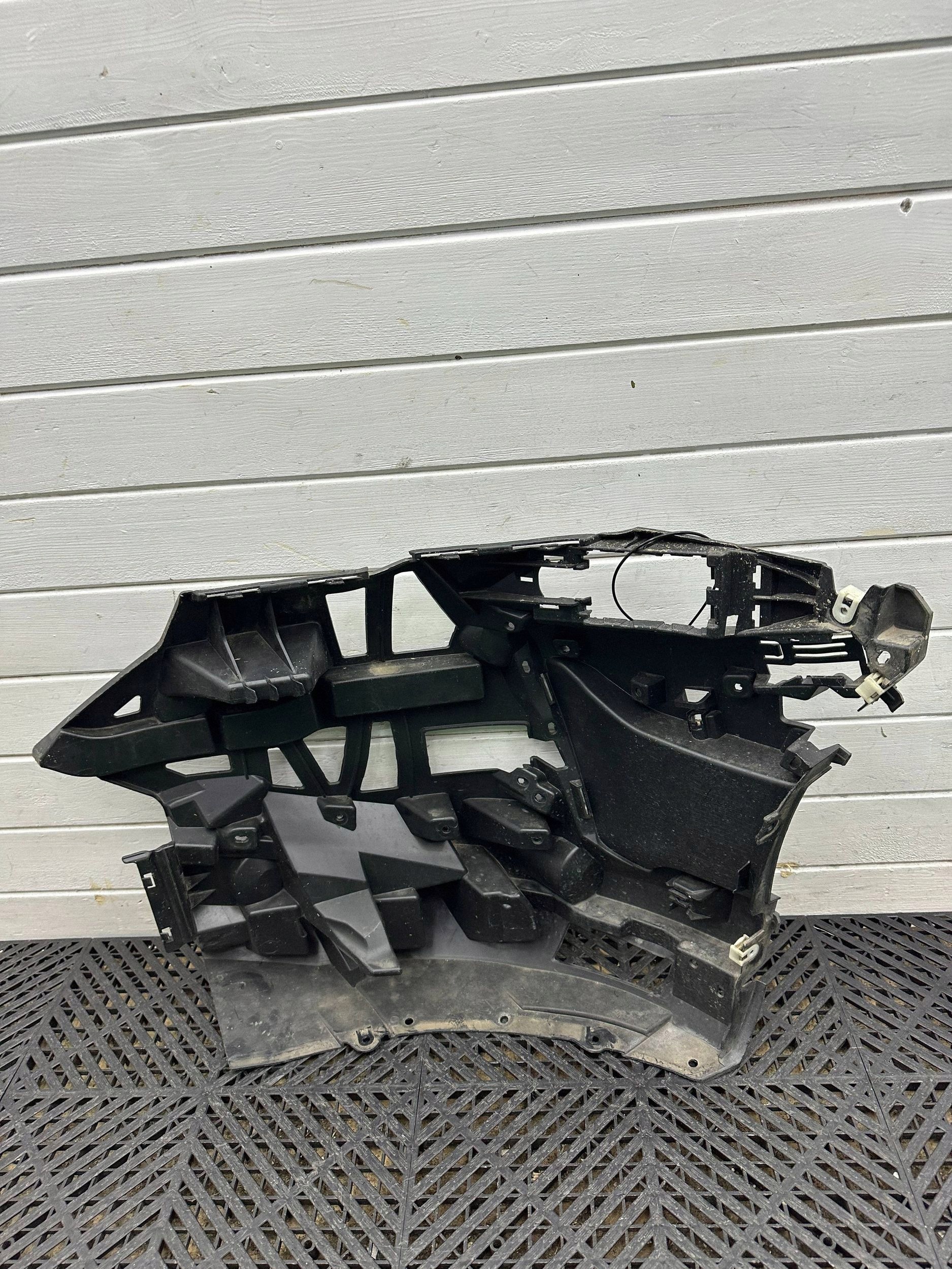 bumper bracket of the front front side right BMW 5 G60 G61 9879292