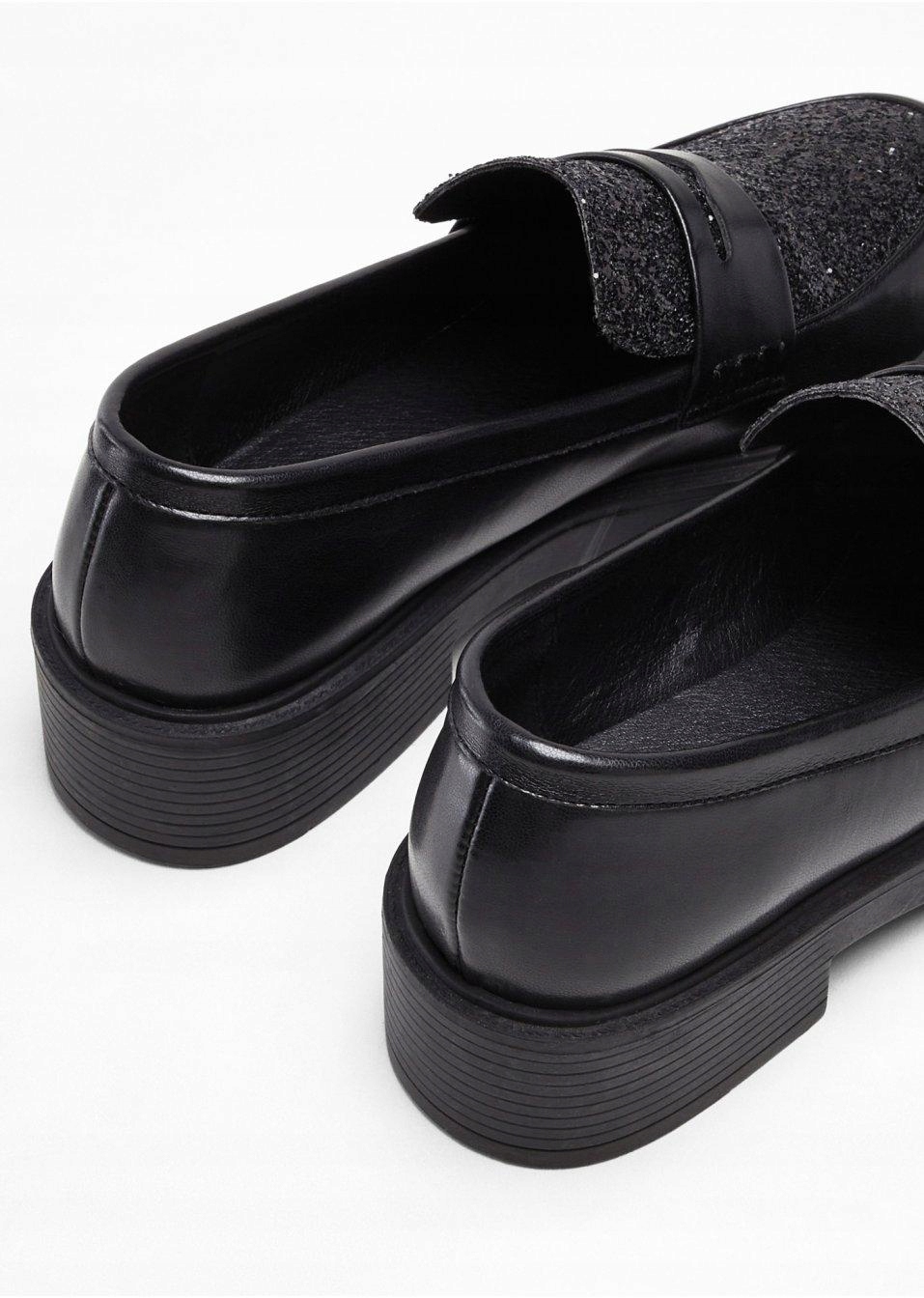 38 MOKASYNY Z BŁYSZCZĄCYMI ELEMENTAMI Wzór dominujący bez wzoru