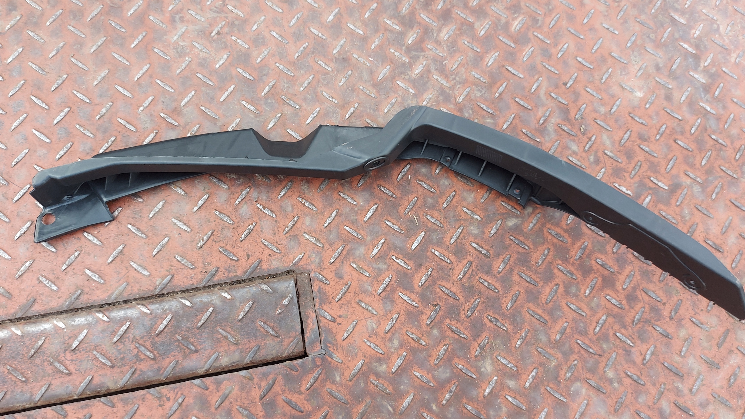 bumper bracket left front SKODA OCTAVIA II