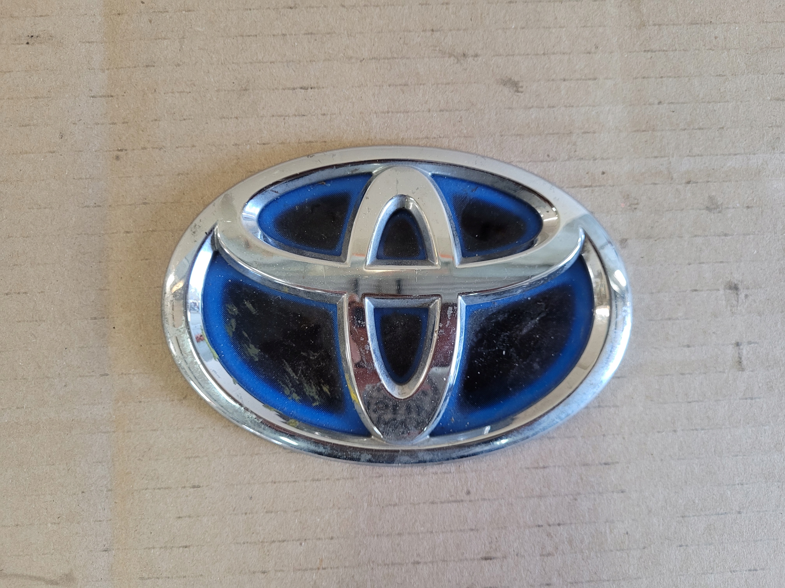 TOYOTA YARIS IV HYBRID ZNACZEK EMBLEMAT PRZEDNI