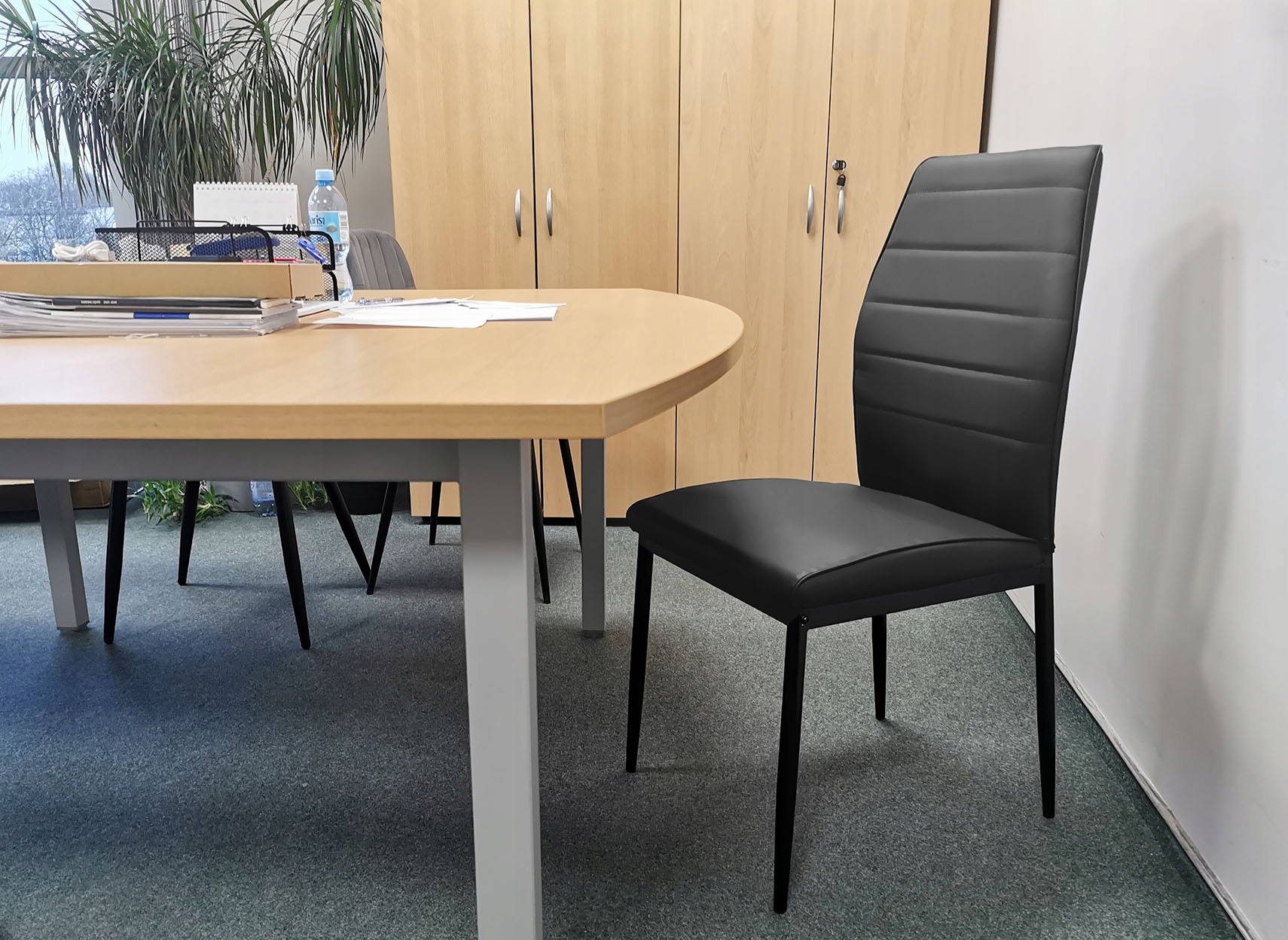 KRZESŁO TAPICEROWANE EKOSKÓRA DO JADALNI SALONU BIURA STYLOWE MARK SZARY Szerokość siedziska 43.5 cm