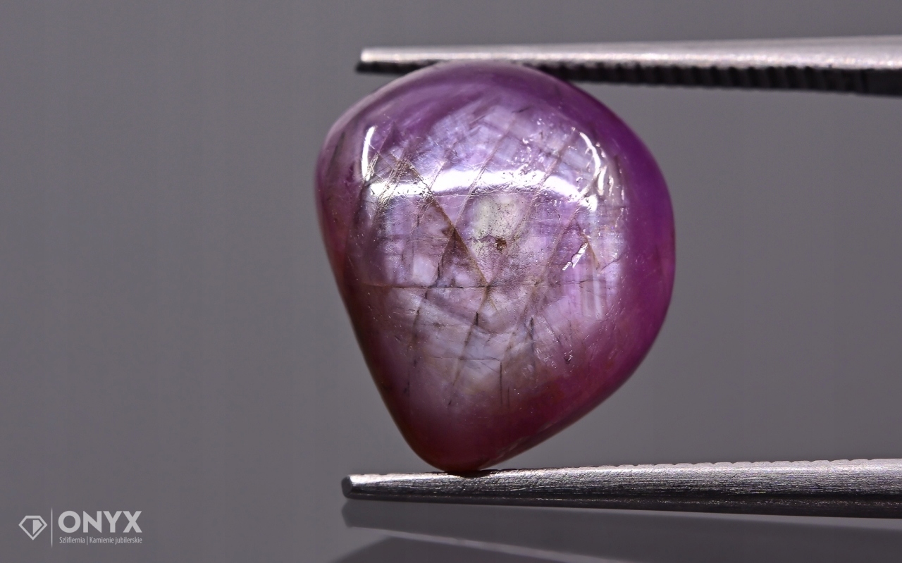 Rubín konvexní nepravidelná deska 12,5x11 mm