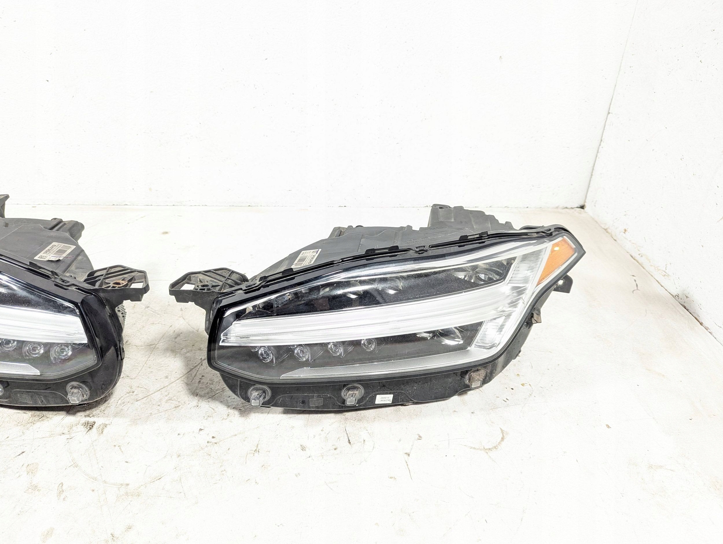 Volvo XC90 2016 Lampy przednie Strona zabudowy uniwersalne