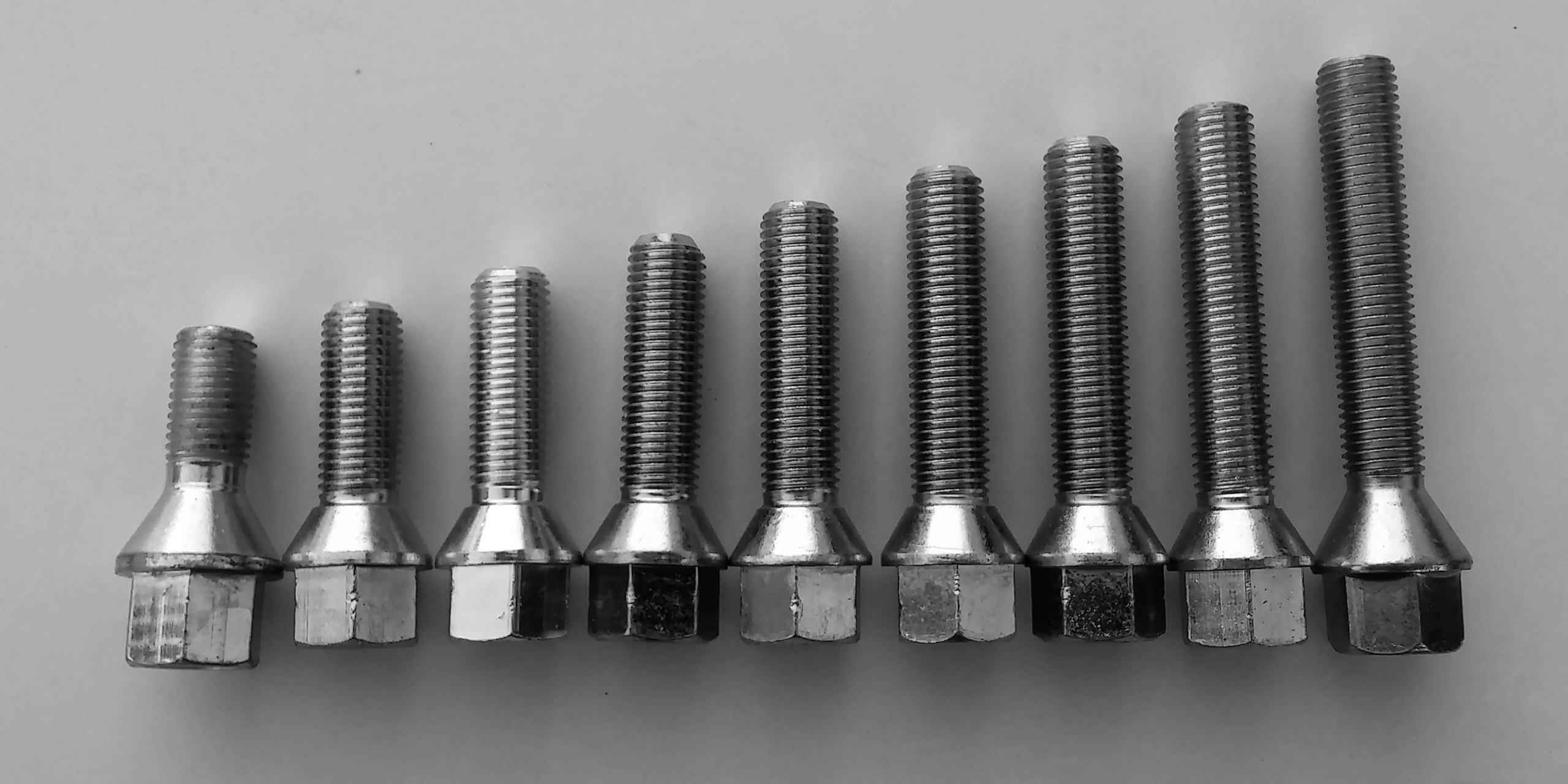 Śruba 12x1,75x50 stożek klucz 17 VOLVO