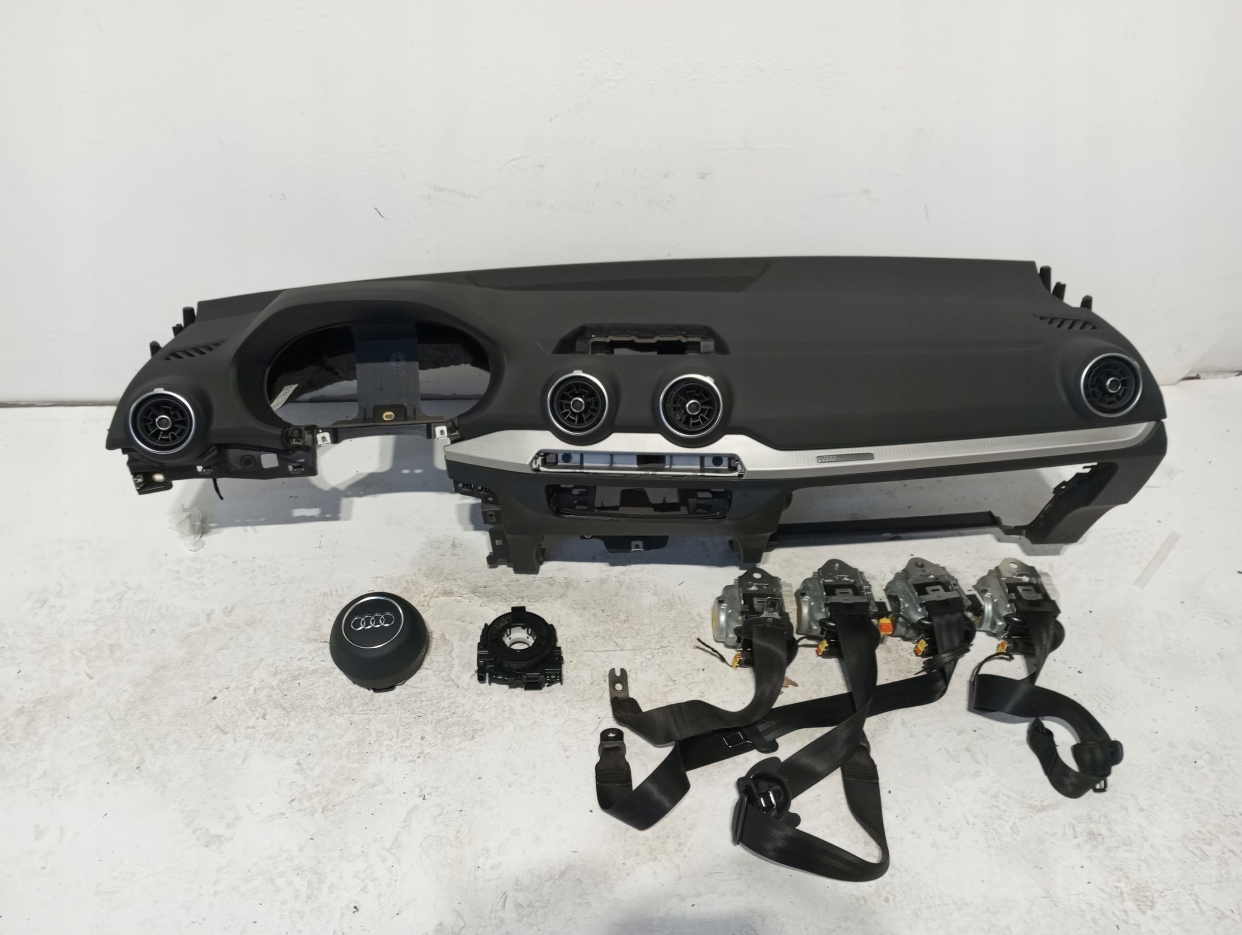 dashboard AUDI Q2 81A