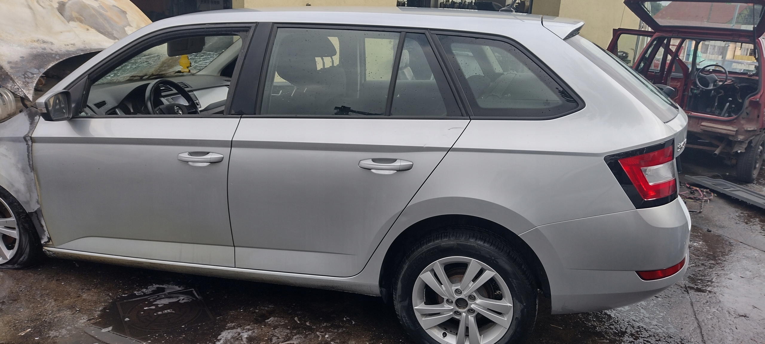 8E8E - SKODA FABIA III УНІВЕРСАЛ КУЗОВНЕ СКЛО ЗАДНЄ 2019