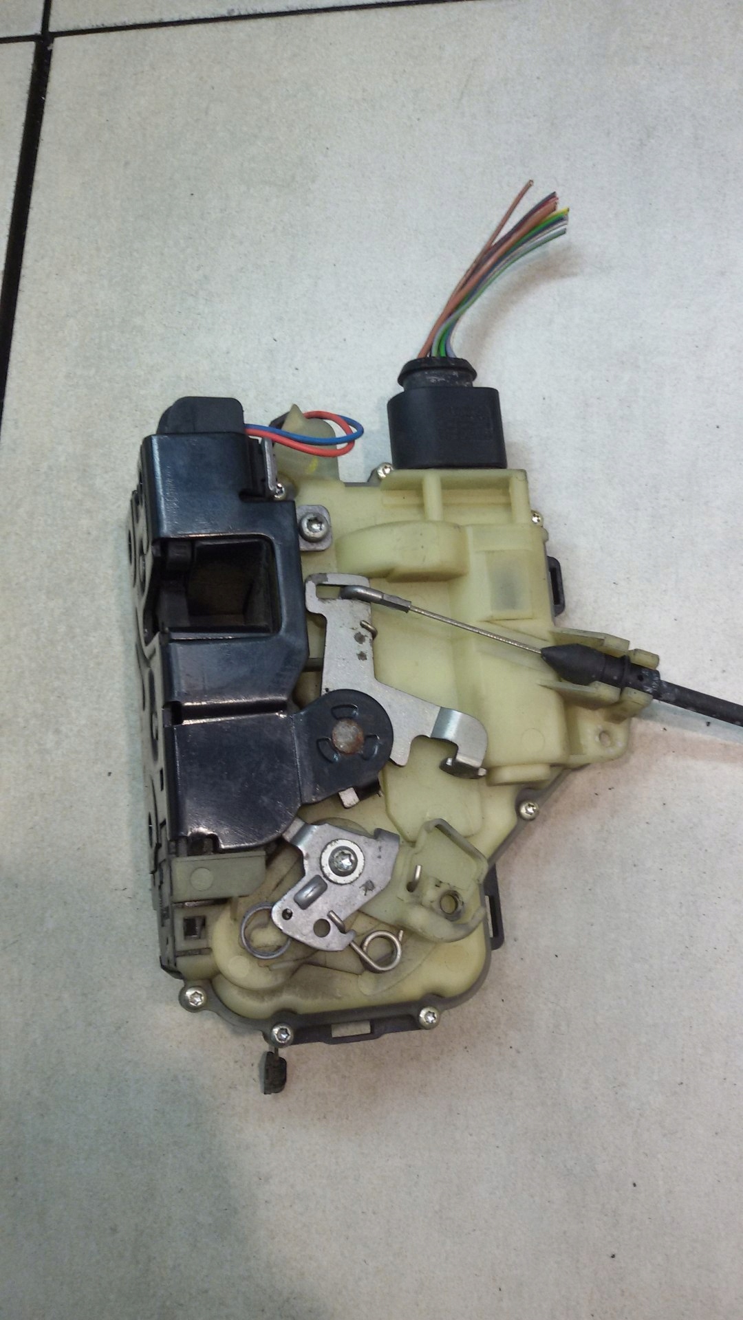 lock door right front OCTAVIA and 3B1837016CA 8 PIN